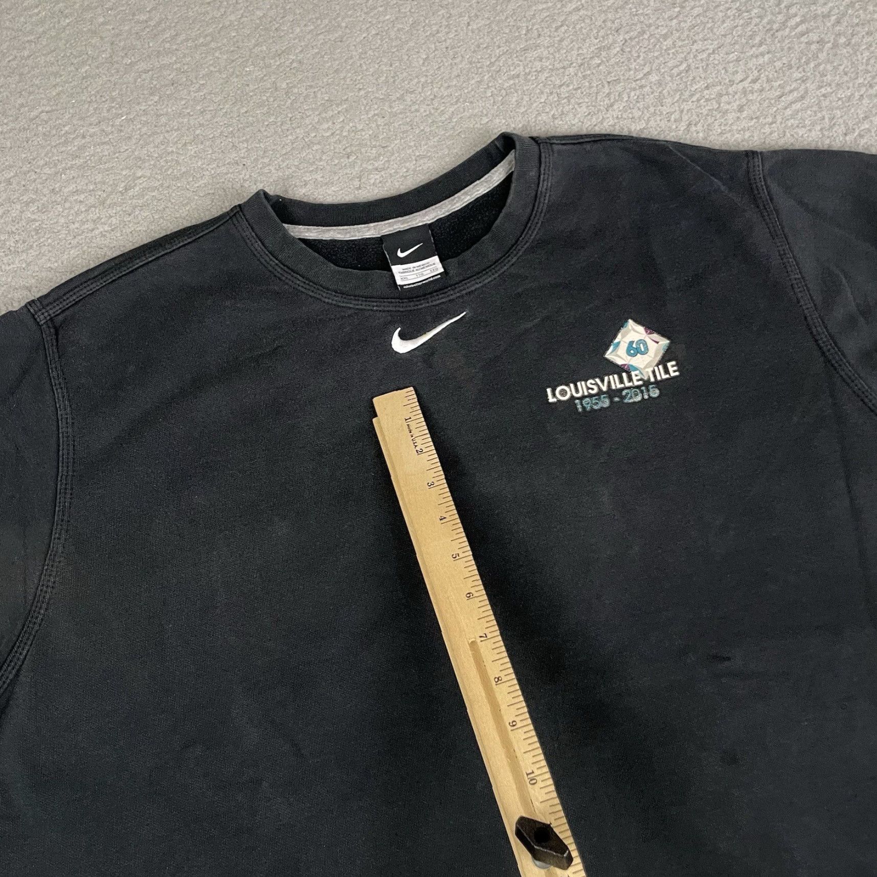 Nike VINTAGE Nike Sweatshirt Mens 2XL Black Center Logo Swoosh Louisville Tile Pullover Logo Sweatshirt Mens XL XXL Size US XXL / EU 58 / 5 - 5 Thumbnail