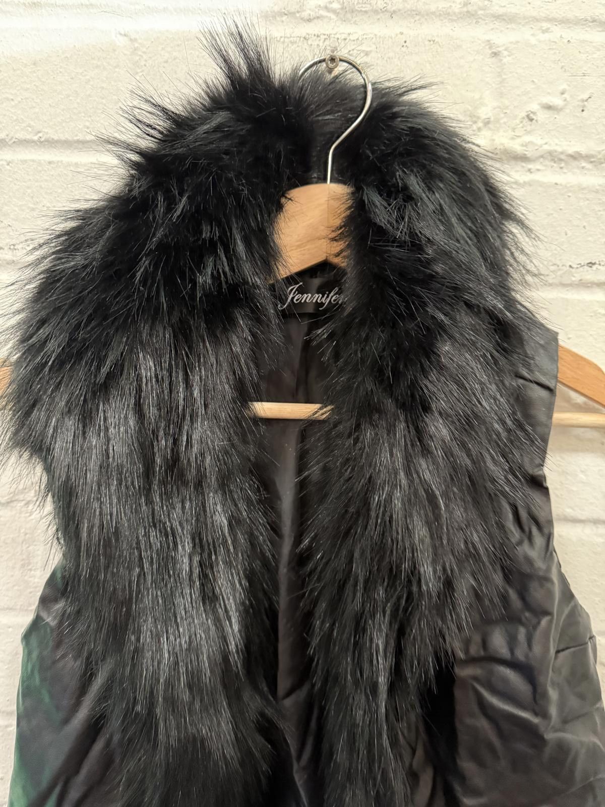 Jennifer Lopez Black Faux Fur Collar Quilted Vest Size M / US 6-8 / IT 42-44 - 1 Thumbnail
