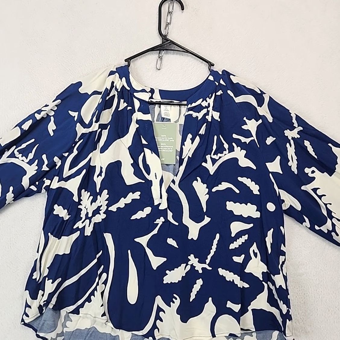 H&M H&M Blouse Tunic Womens S Viscose Long Sleeve White Blue Floral 1/2 Button Front V-Neck Office Casual Shirt Size S / US 4 / IT 40 - 2 Thumbnail