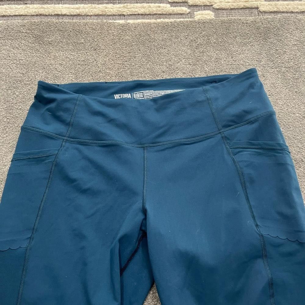 Designer Victoria sport active wear cropped leggings Size 40" / US 18 - 2 Thumbnail