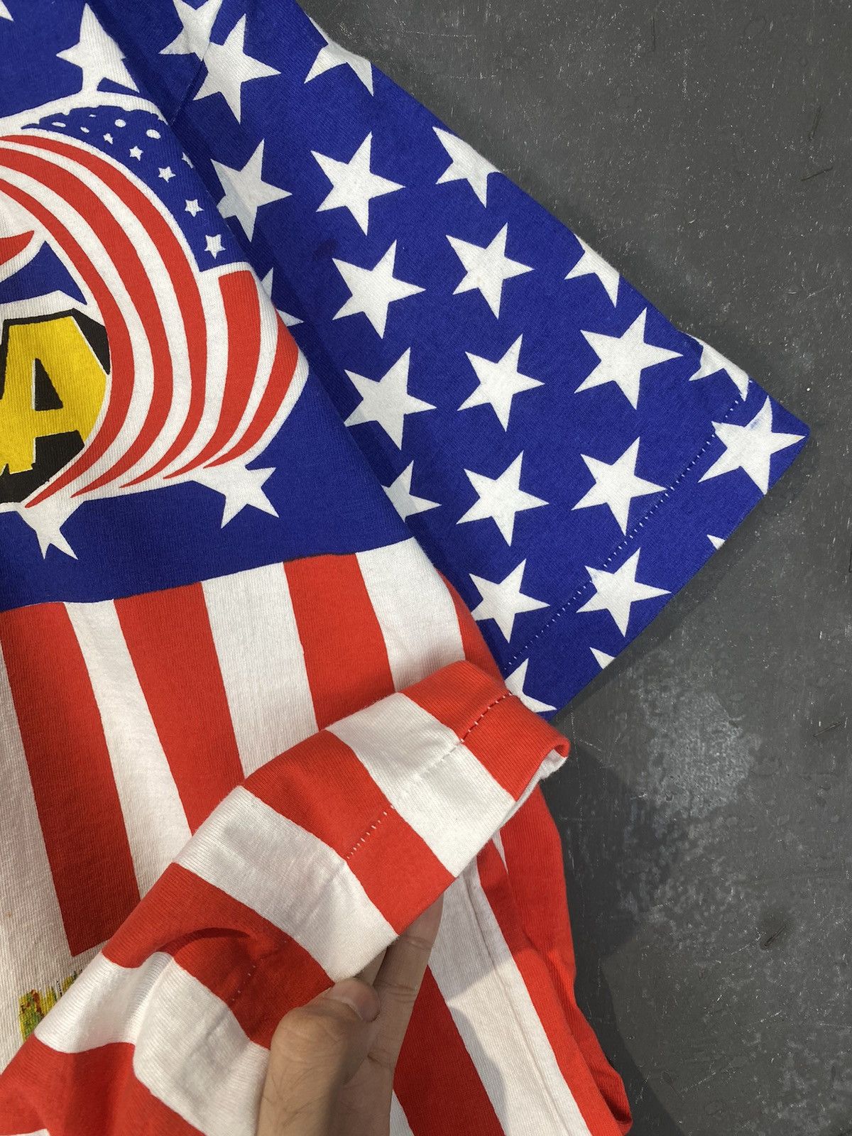 Vintage Rare 90s Hello America USA Red Indian Fullprint Tee Size US L / EU 52-54 / 3 - 6 Thumbnail