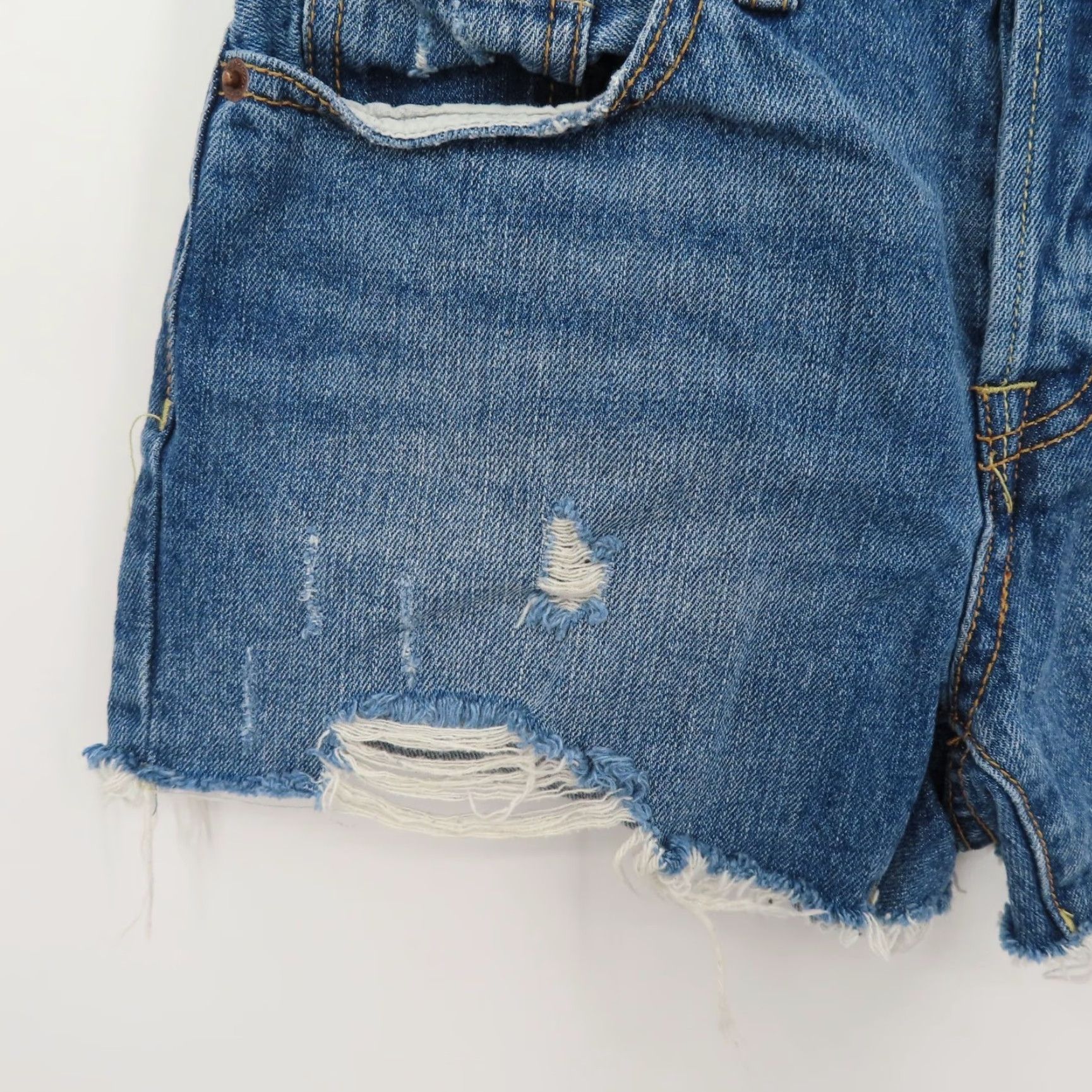 Free People Free People We The Free Women 24 Distressed Raw Hem Blue Denim Short Button Fly Shorts Regular Bohemian Casual Vintage? No Size 42" / US 20 - 2 Thumbnail