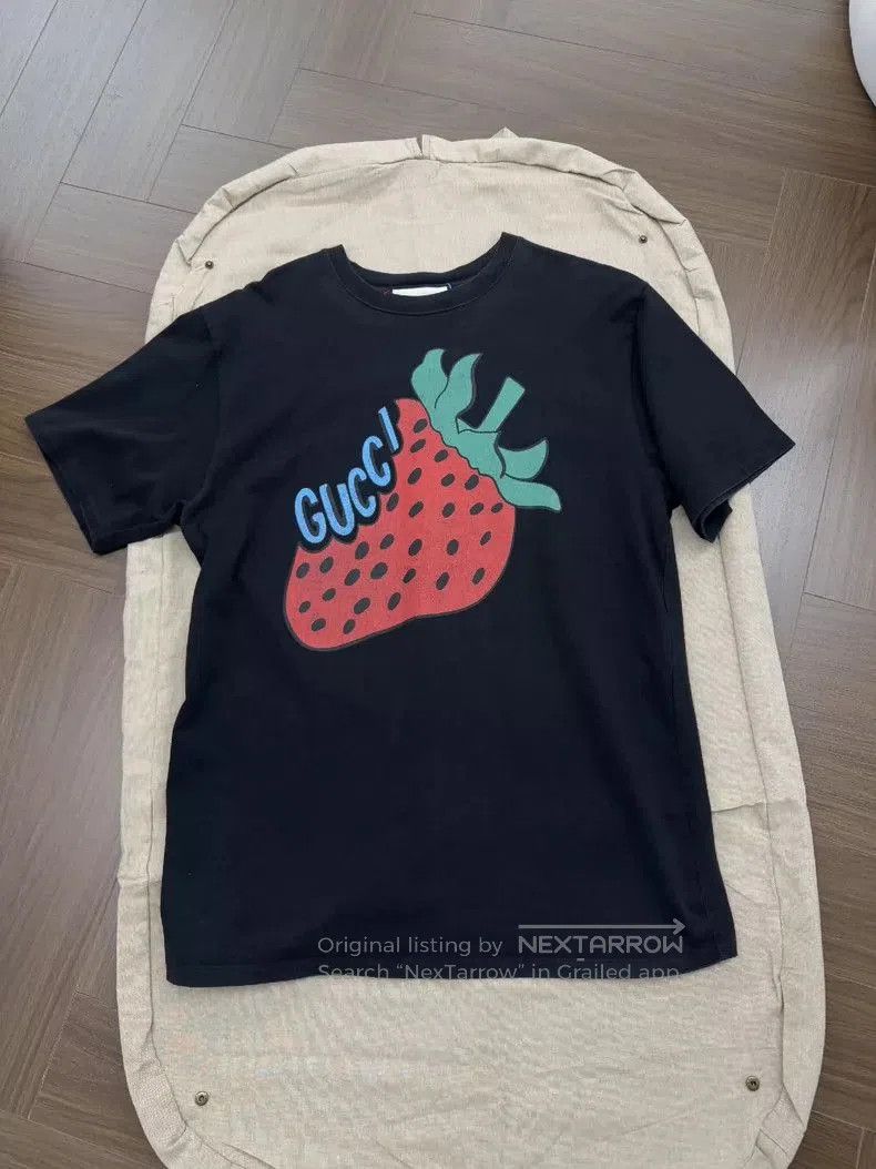 Gucci Gucci Black Strawberry Graphic Short Sleeve T. Size US L / EU 52-54 / 3 - 2 Thumbnail