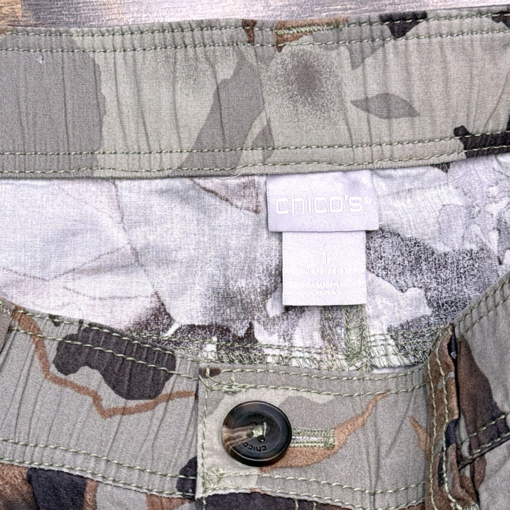 Vintage Chicos Camouflage Cargo Crop Pants 1 Green Mid Rise Stretch Button Hem Tabs City Army Casual Travel Womens Pants Size 25" / US 0 / IT 36 - 3 Thumbnail
