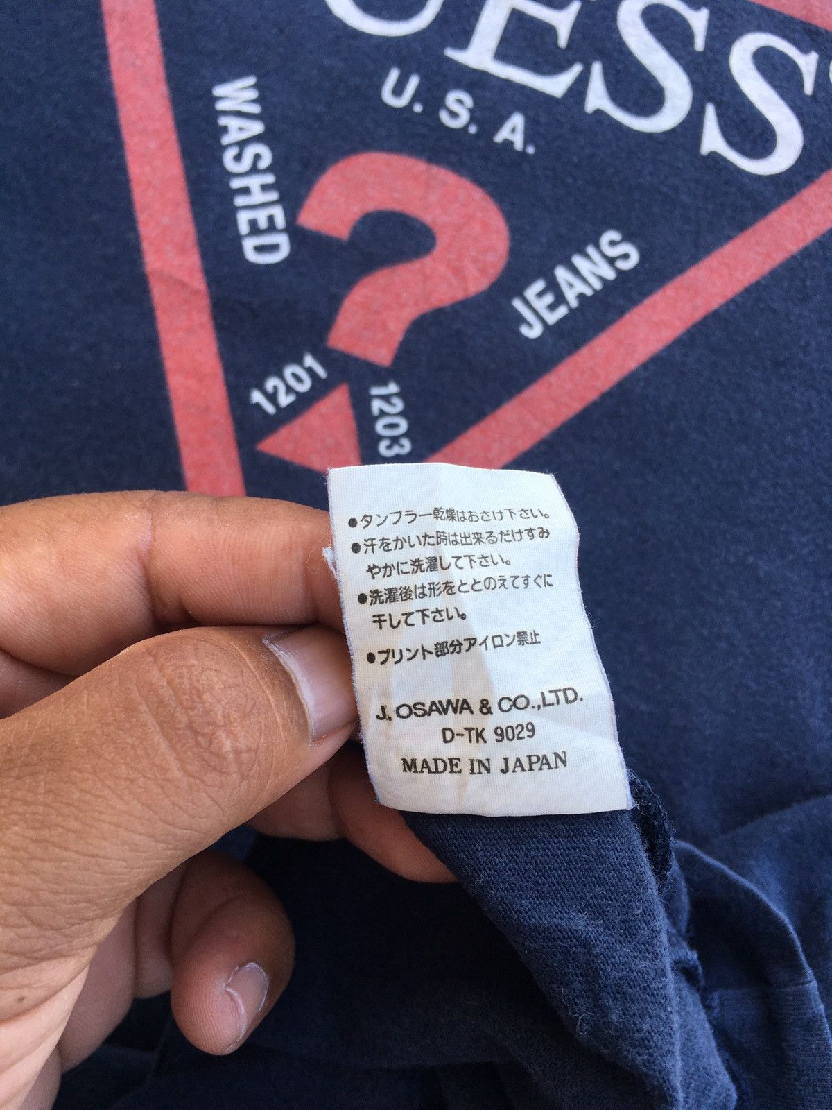 Guess Rare Vintage 90s Guess Big Logo Tshirt Size US L / EU 52-54 / 3 - 14 Thumbnail