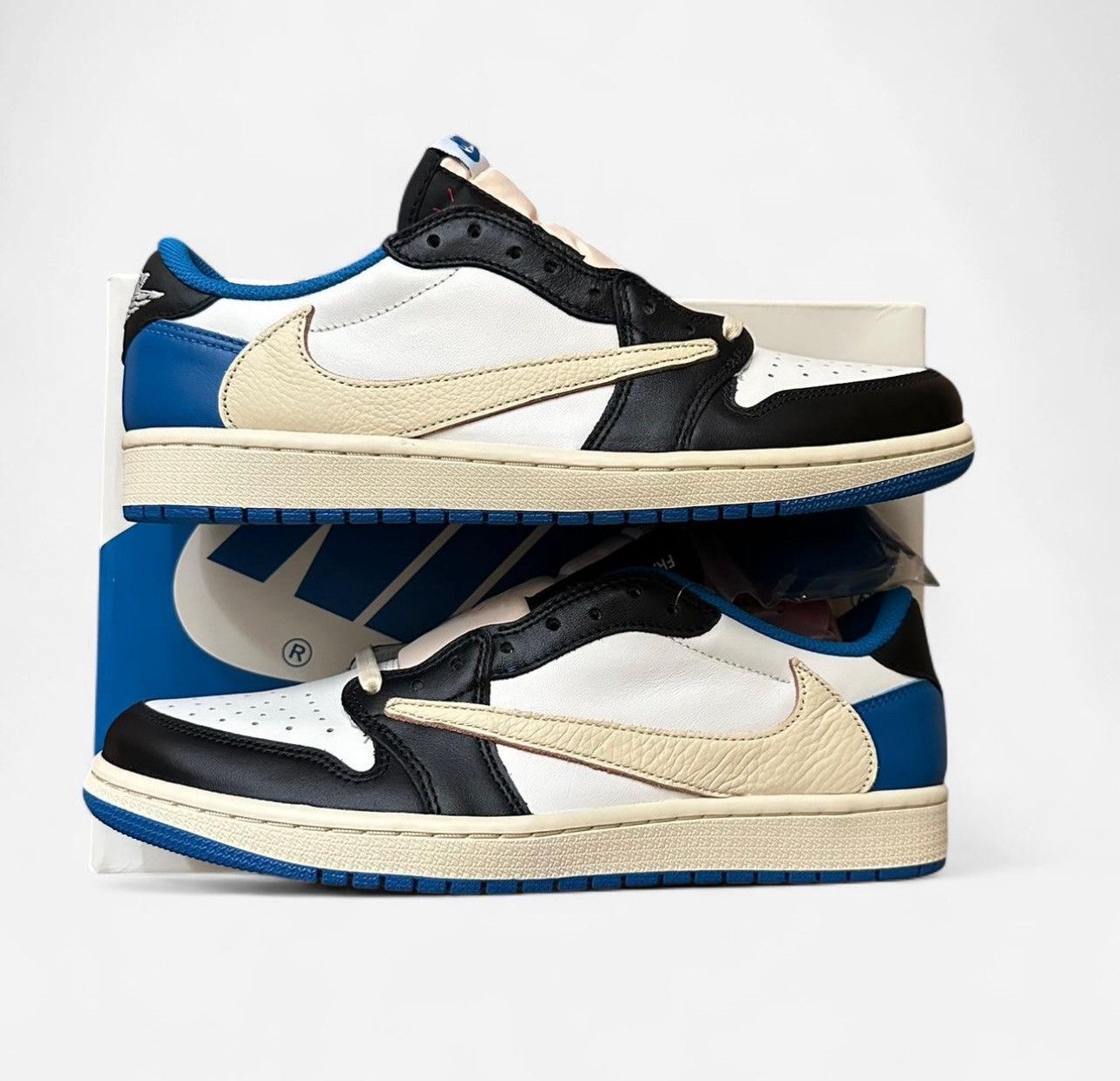 Fragment Design × Nike × Travis Scott Travis Scott Fragment Jordan 1 low Size US 10 / EU 43 - 1 Thumbnail