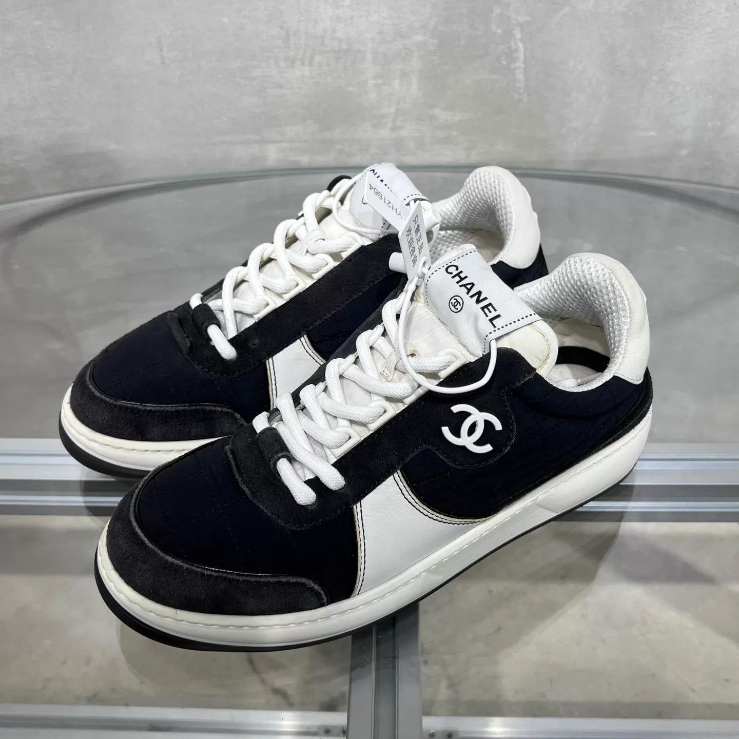 Chanel CHANEL CC Leather Low-Top Sneaker B&W Size 38 Size US 7.5 / IT 37.5 - 2 Thumbnail