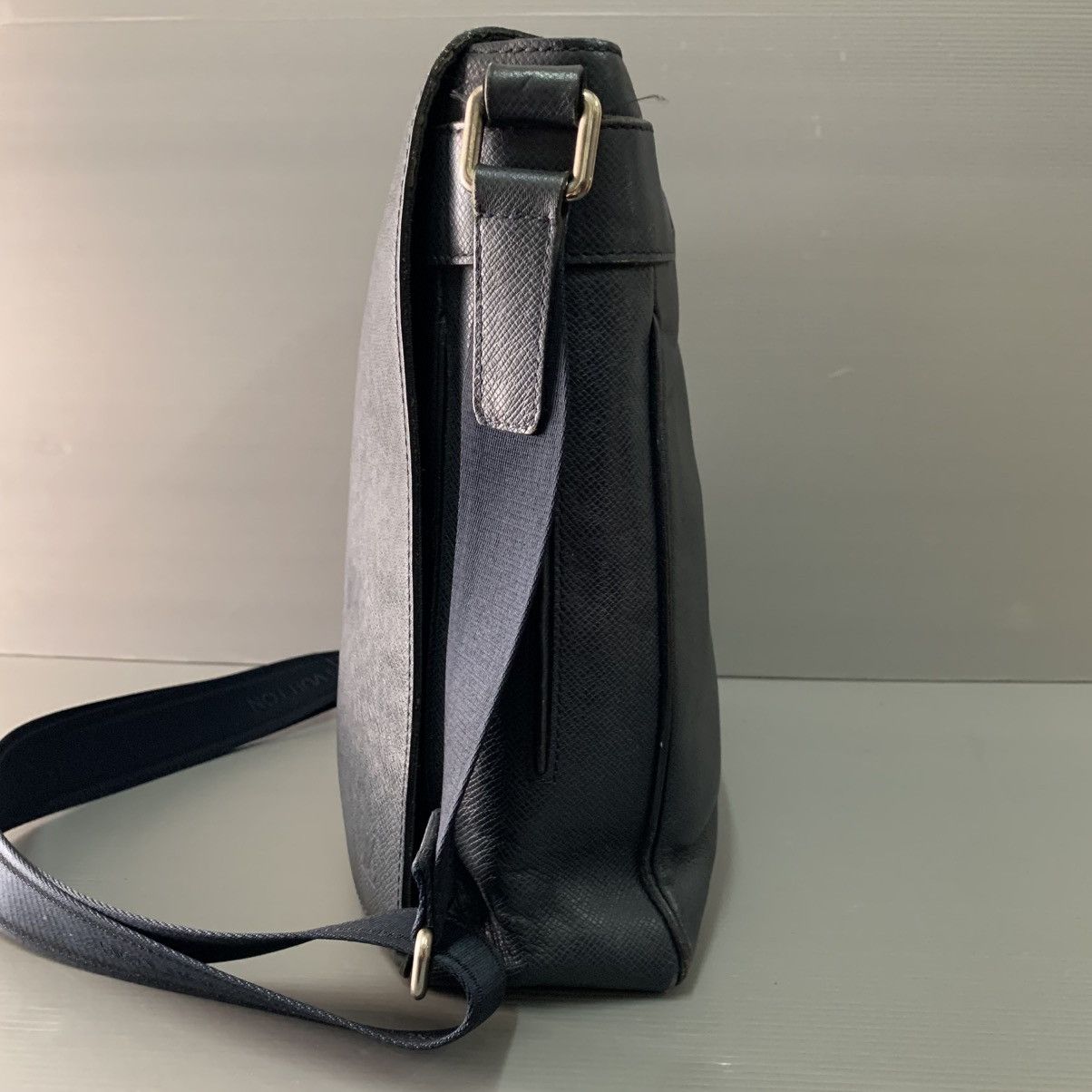 Louis Vuitton Louis Vuitton Taiga Leather Mesengger Bag Size ONE SIZE - 5 Thumbnail