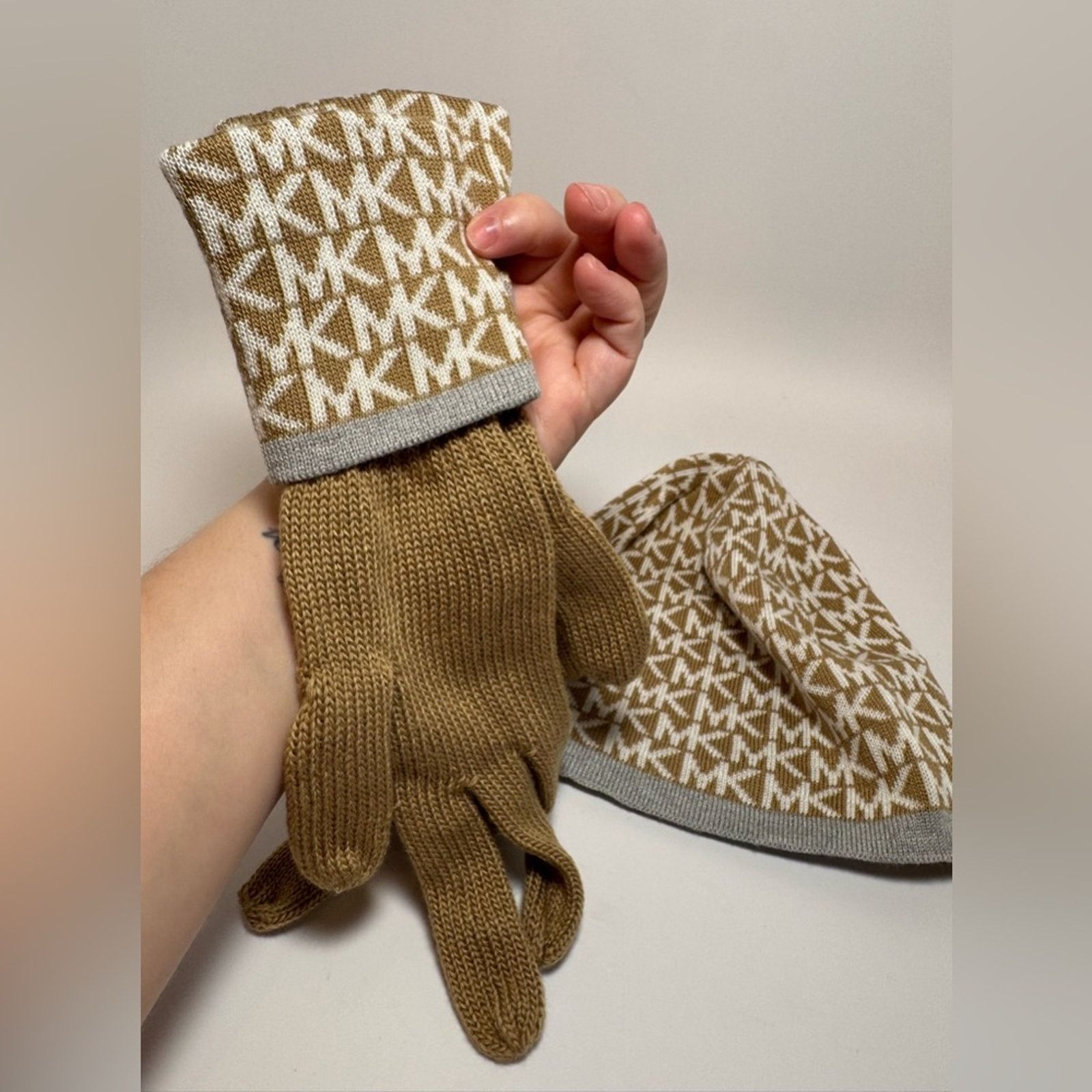 Michael Kors Michael Kors Matching Hat & Gloves Set Brown Gold White Logo Size ONE SIZE - 3 Thumbnail