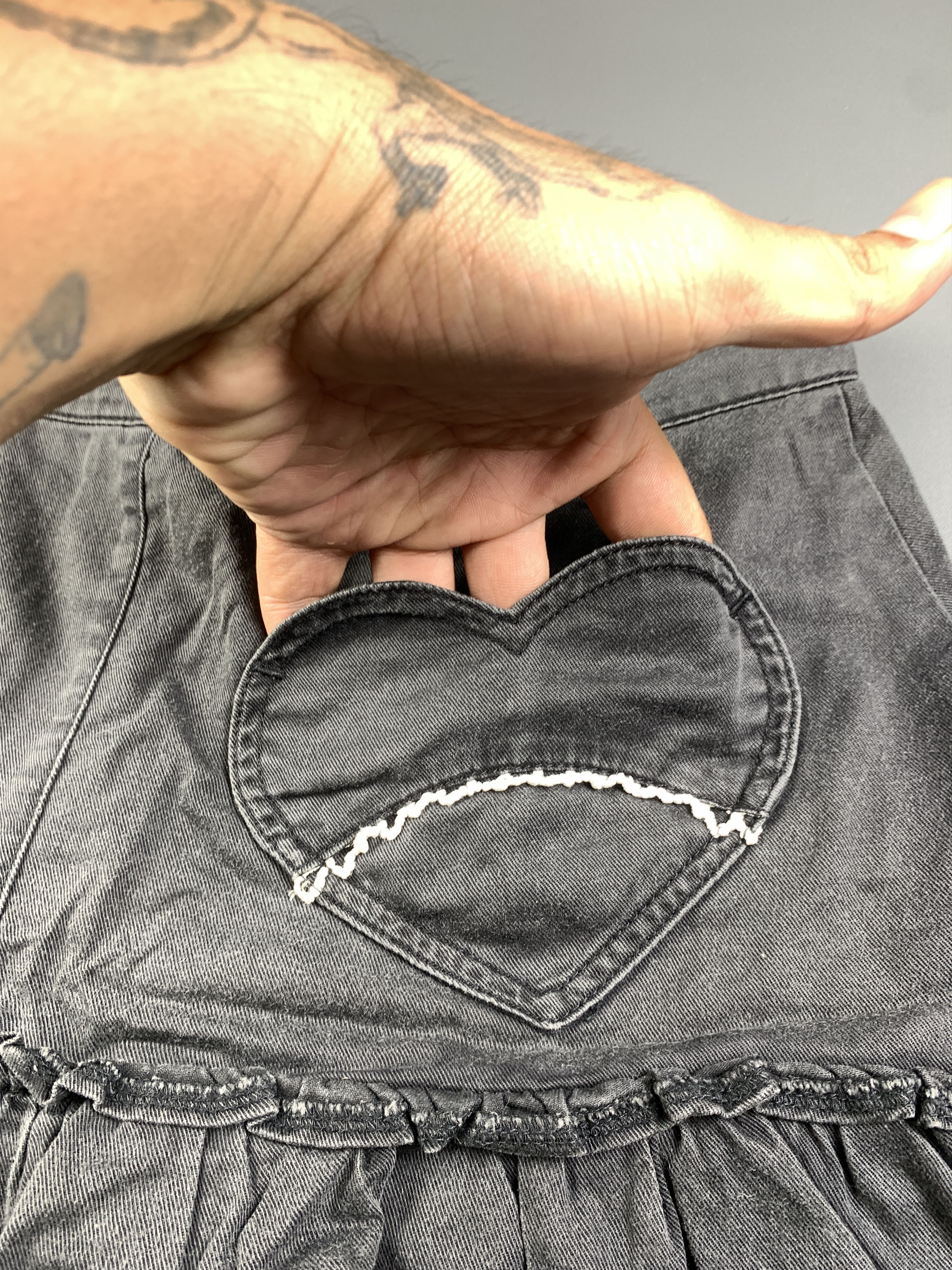 Angel Blue Mezzo Piano Crystals Black Ruffle Shorts (28) Size 28" / US 6 / IT 42 - 6 Thumbnail