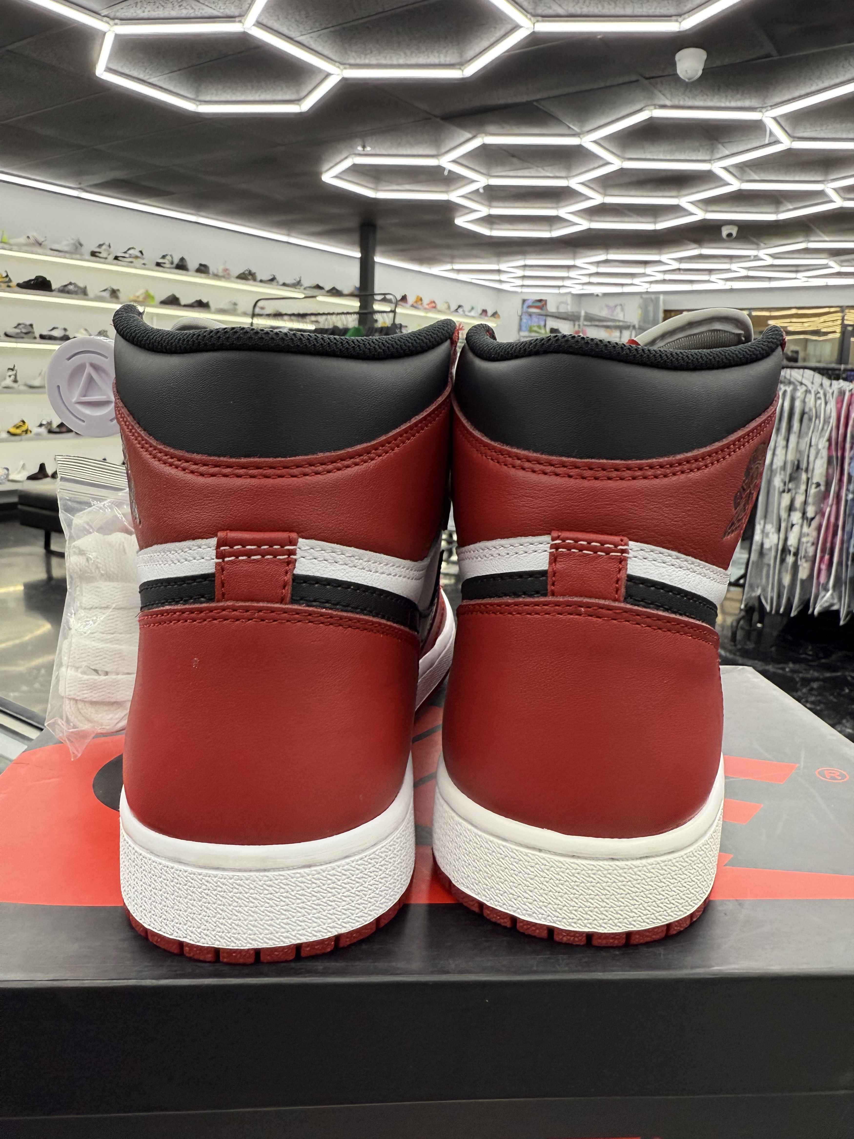 Jordan Brand 1 Retro High OG Chicago Size US 9.5 / EU 42-43 - 5 Thumbnail