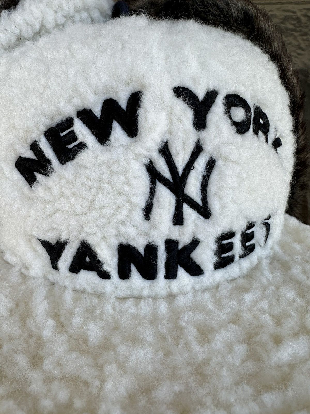 New Era × New York Yankees × Supreme 7 5/8 NEW YORK YANKEES 75TH WS SHERPA DOG EAR FITTED CAP Size ONE SIZE - 2 Thumbnail