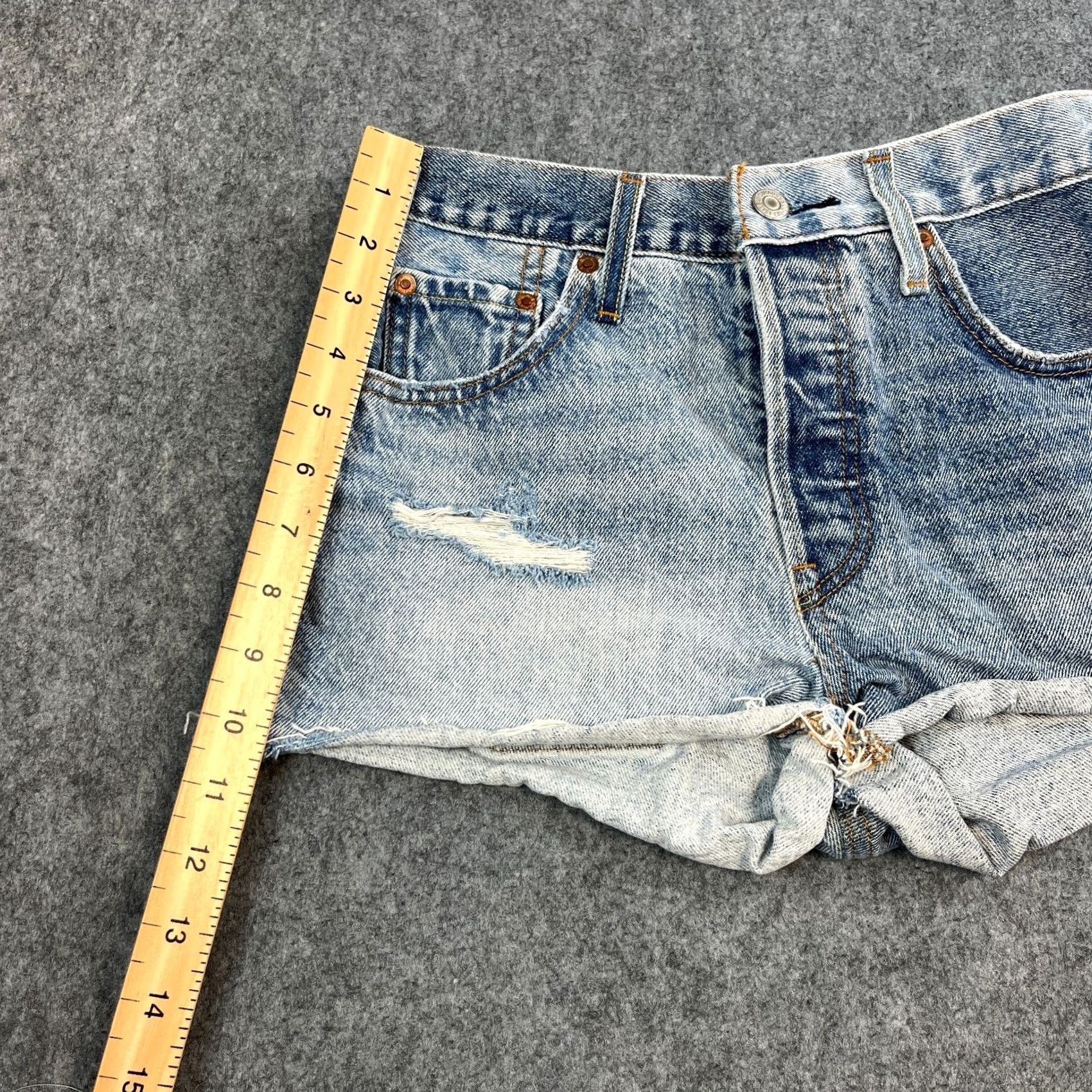 Levi's Levi's Womens Denim Shorts Hot Pants W24 UK 4 2 Tone Blue Cut Offs Premium E Denim Shorts Womens Regular 24in Blue 4/Levis Women Medium Wash 2 Tone? Size 27" / US 4 / IT 40 - 3 Thumbnail