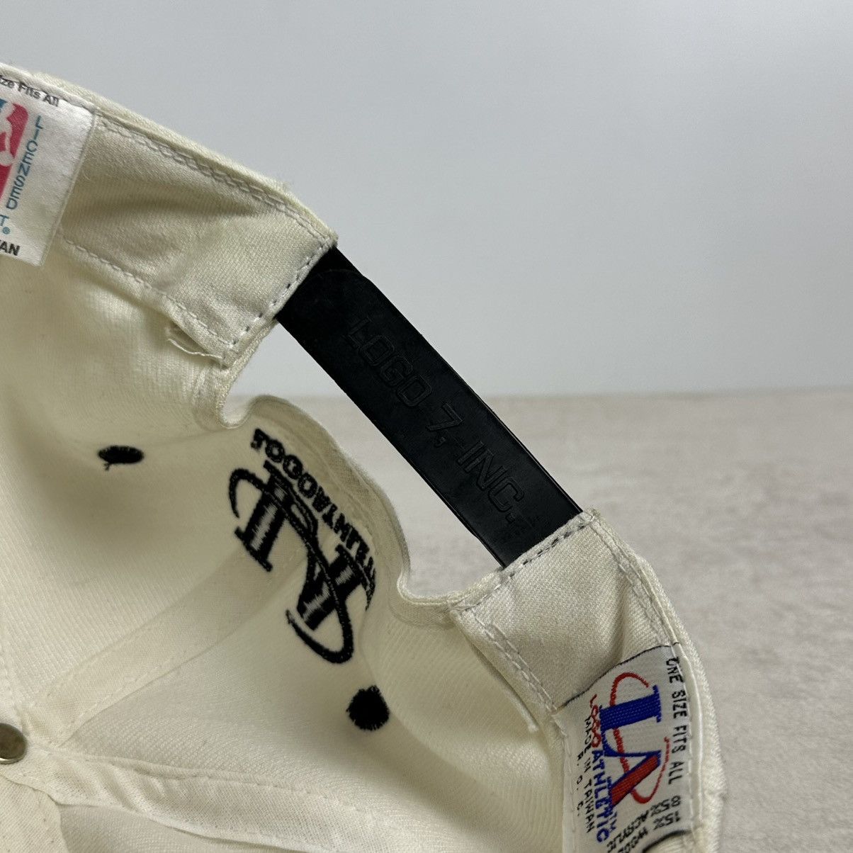 Logo Athletic × NBA × Vintage Vintage 90s Shark Tooth Toronto Raptors Gen 1 Hat Size ONE SIZE - 8 Thumbnail
