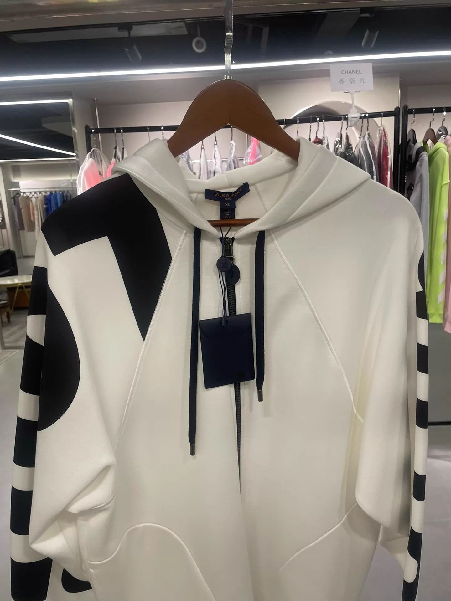 Louis Vuitton Louis Vuitton white hoodie new with tags spring/fall Size US XS / EU 42 / 0 - 2 Thumbnail