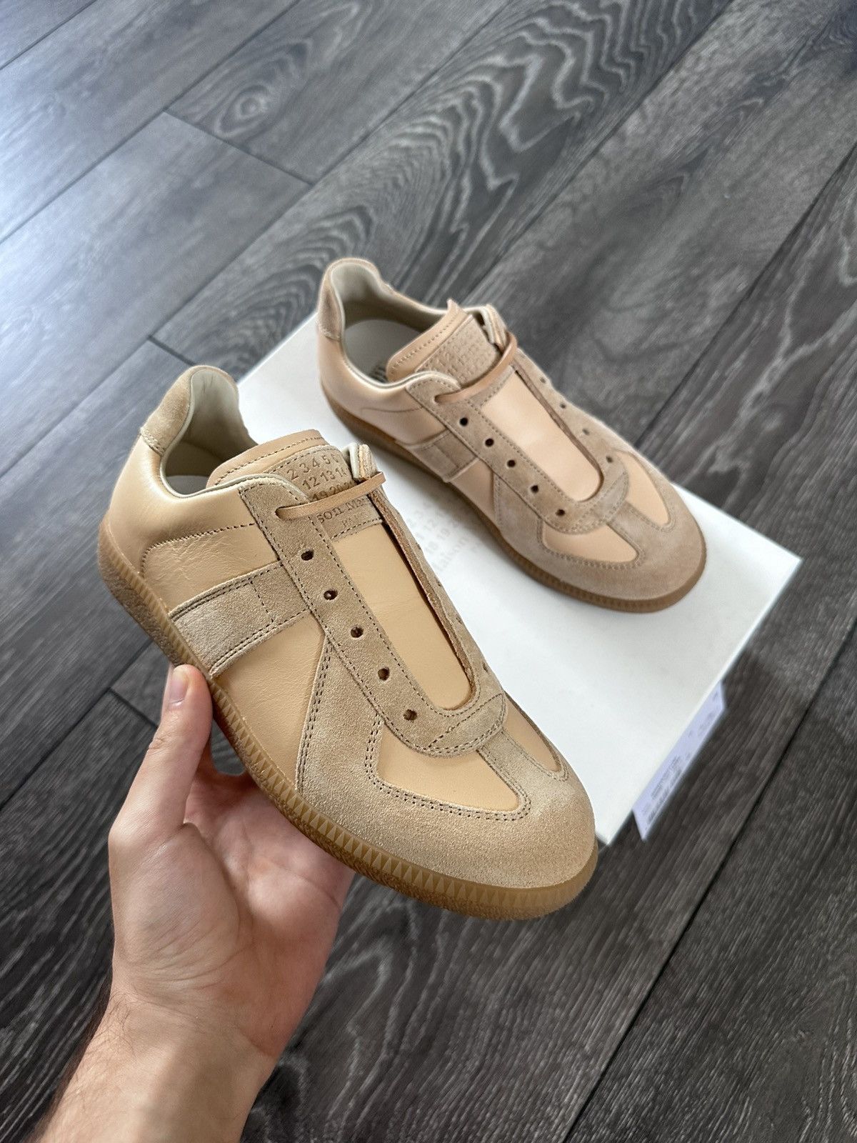 【関税込み】Maison Margiela ピンク フェザー ミュール セール 28%OFF】MAISON MARGIELA 11 二つ折り財布 S35UI0543