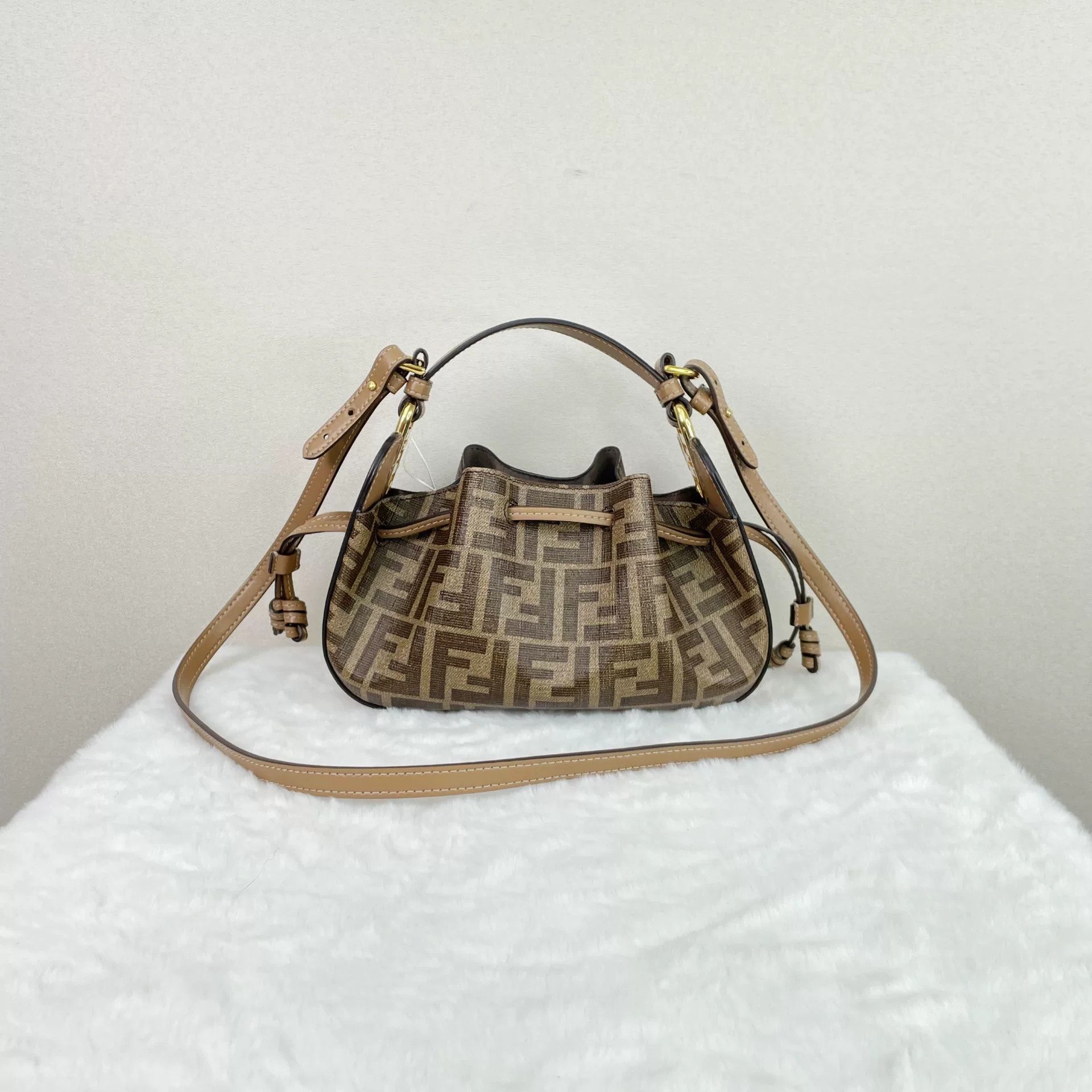 Fendi Pre-loved Bag Very good condition Size ONE SIZE - 1 Thumbnail
