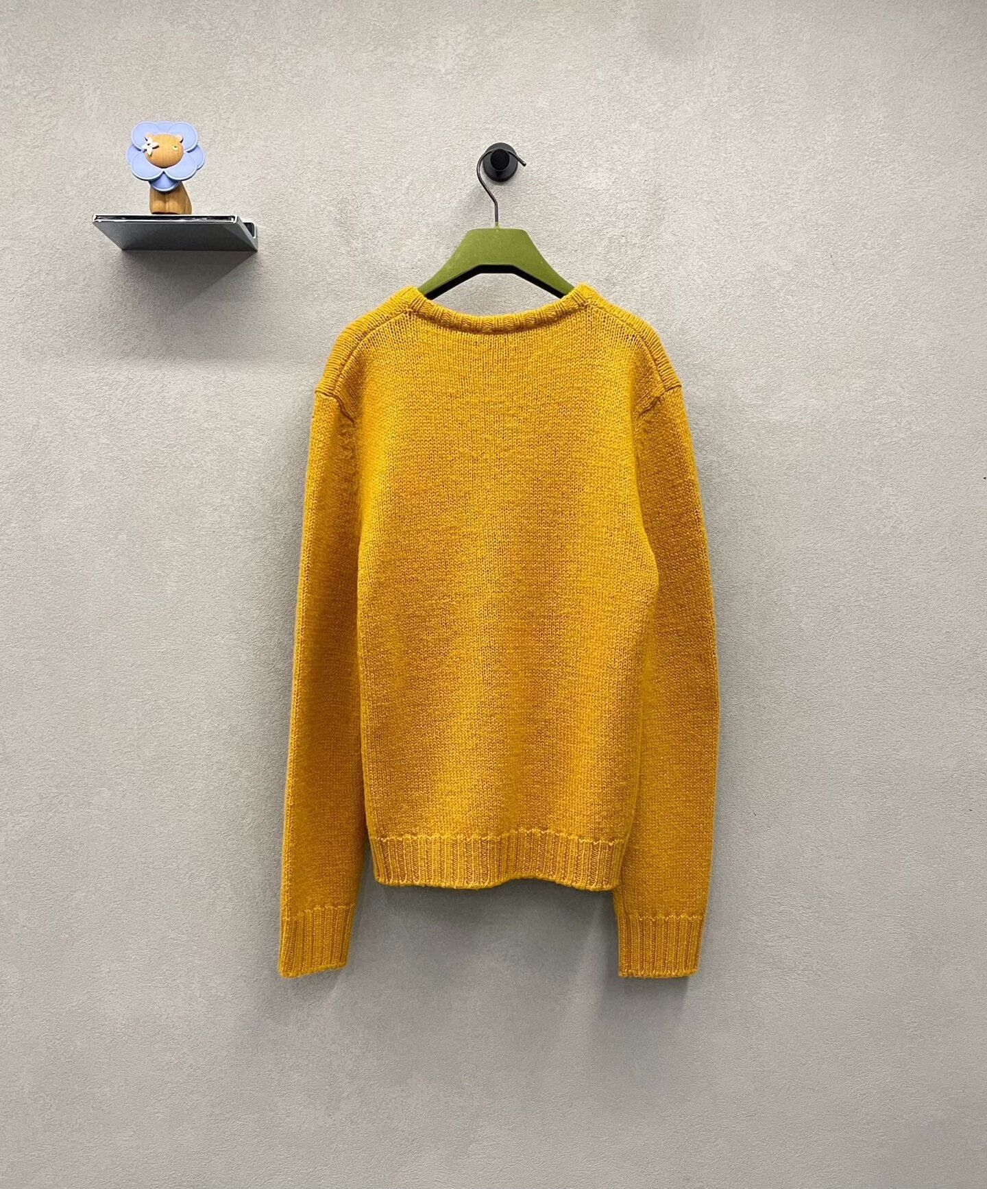 Gucci gucci yellow knitted v-neck sweater size m Size US M / EU 48-50 / 2 - 2 Thumbnail