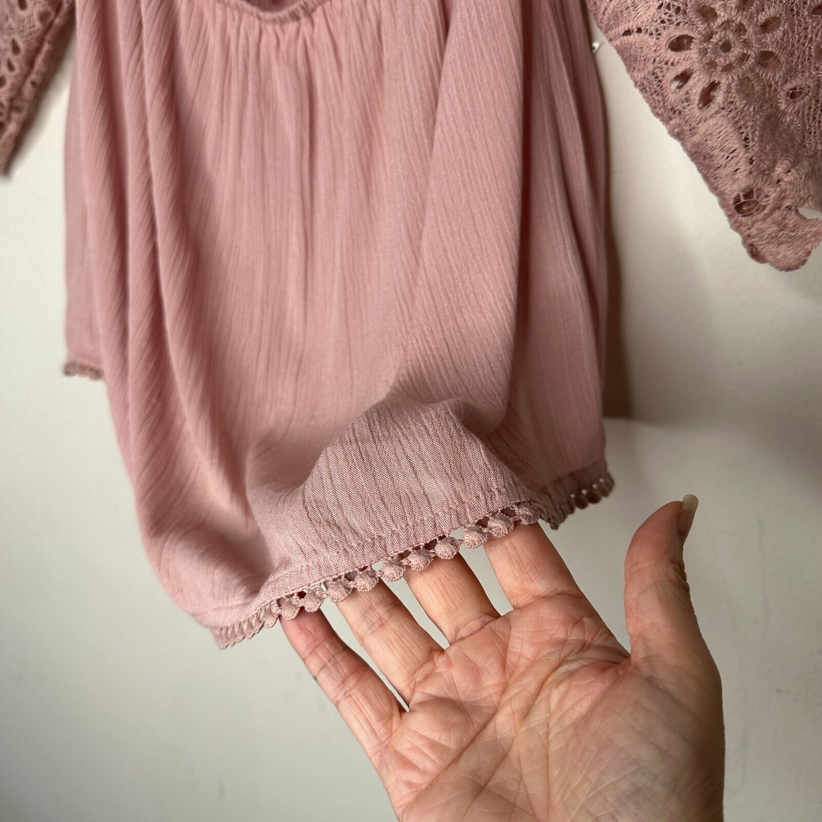 Other Charlotte Russe Dusty Pink Off Shoulder Eyelet Crop Blouse S Size S / US 4 / IT 40 - 4 Thumbnail