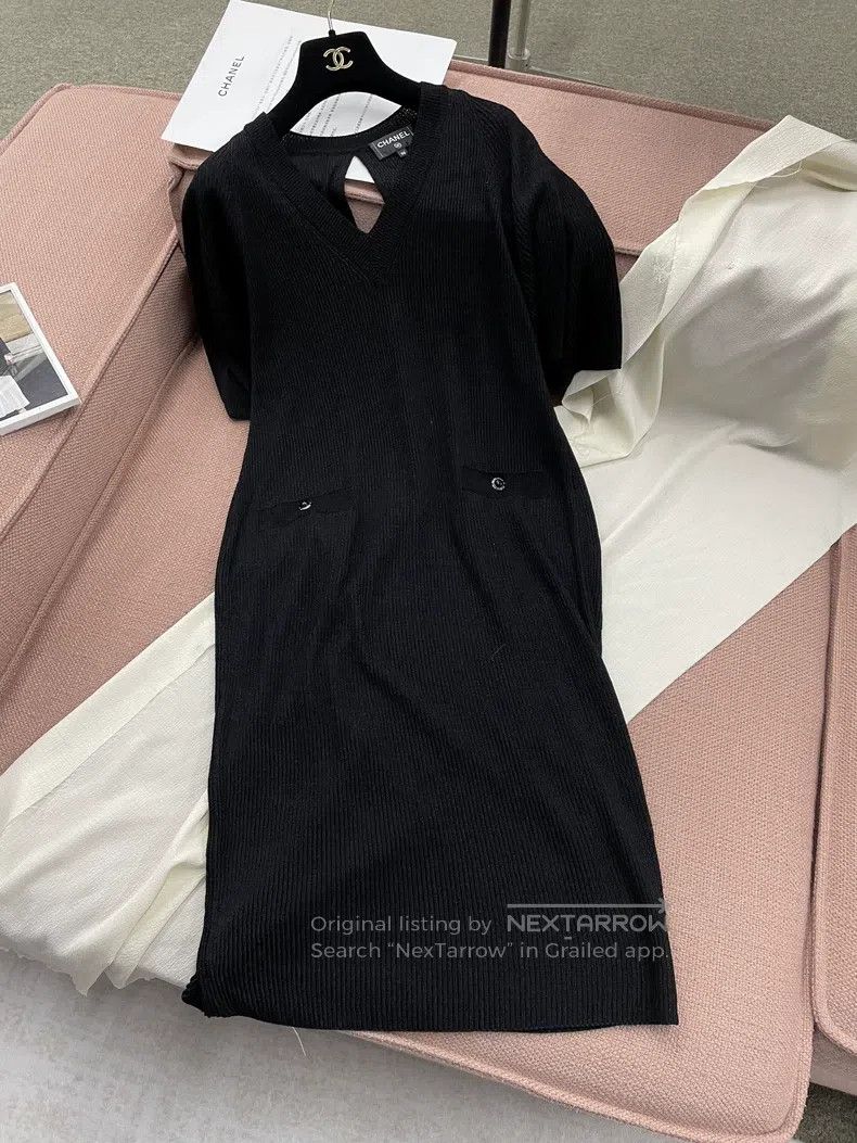 Chanel Chanel Black V-neck dress Size XS / US 0-2 / IT 36-38 - 1 Thumbnail