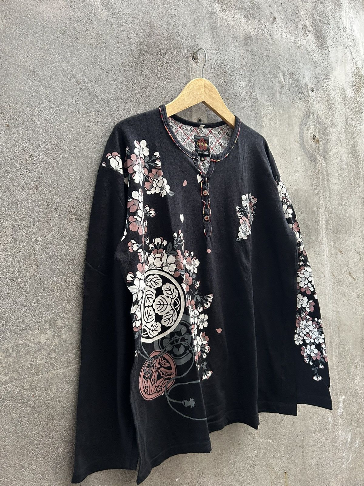 If Six Was Nine × Le Grande Bleu (L.G.B.) × Yohji Yamamoto Vintage Floral Henley Long Sleeve – Black Size US XXL / EU 58 / 5 - 6 Thumbnail