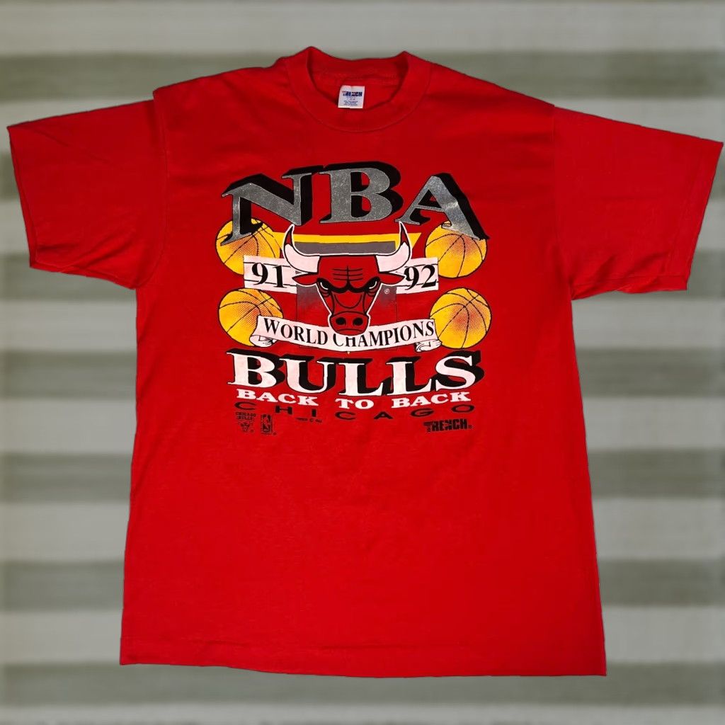 NBA VINTAGE Chicago Bulls 1992 Back To Back NBA Champions T-Shirt Men L Red 90s Graphic Trench Made in USA Size US L / EU 52-54 / 3 - 1 Thumbnail