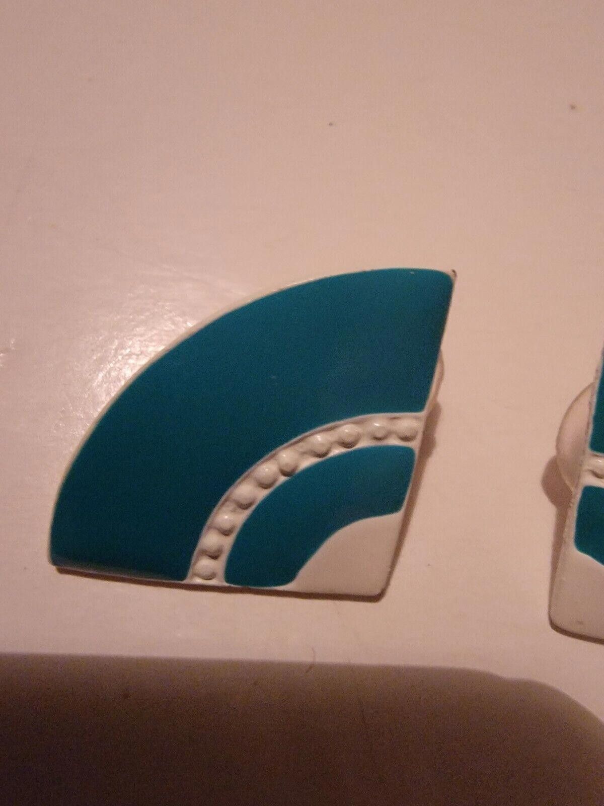 The Unbranded Brand Vintage Womens Earrings VTG Enamel Turquoise Fan Shaped Stud Size ONE SIZE - 2 Thumbnail