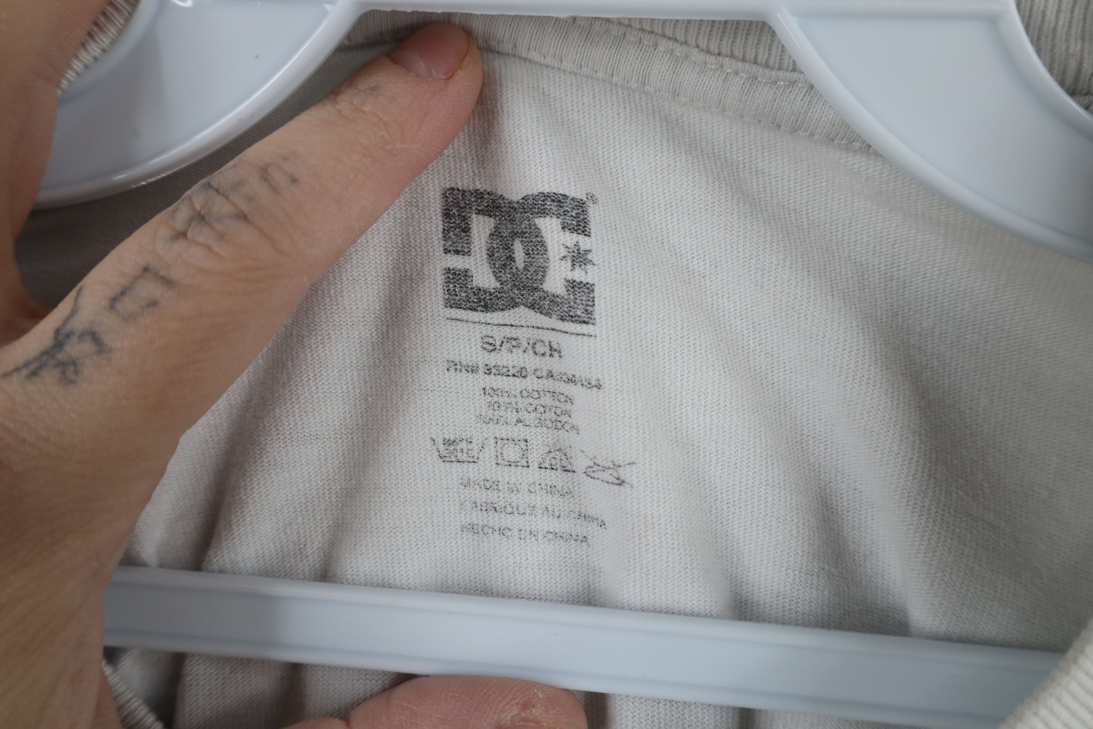 Vintage Vintage DC Shoes Spell Out Skateboarding T-Shirt White Size US S / EU 44-46 / 1 - 10 Thumbnail