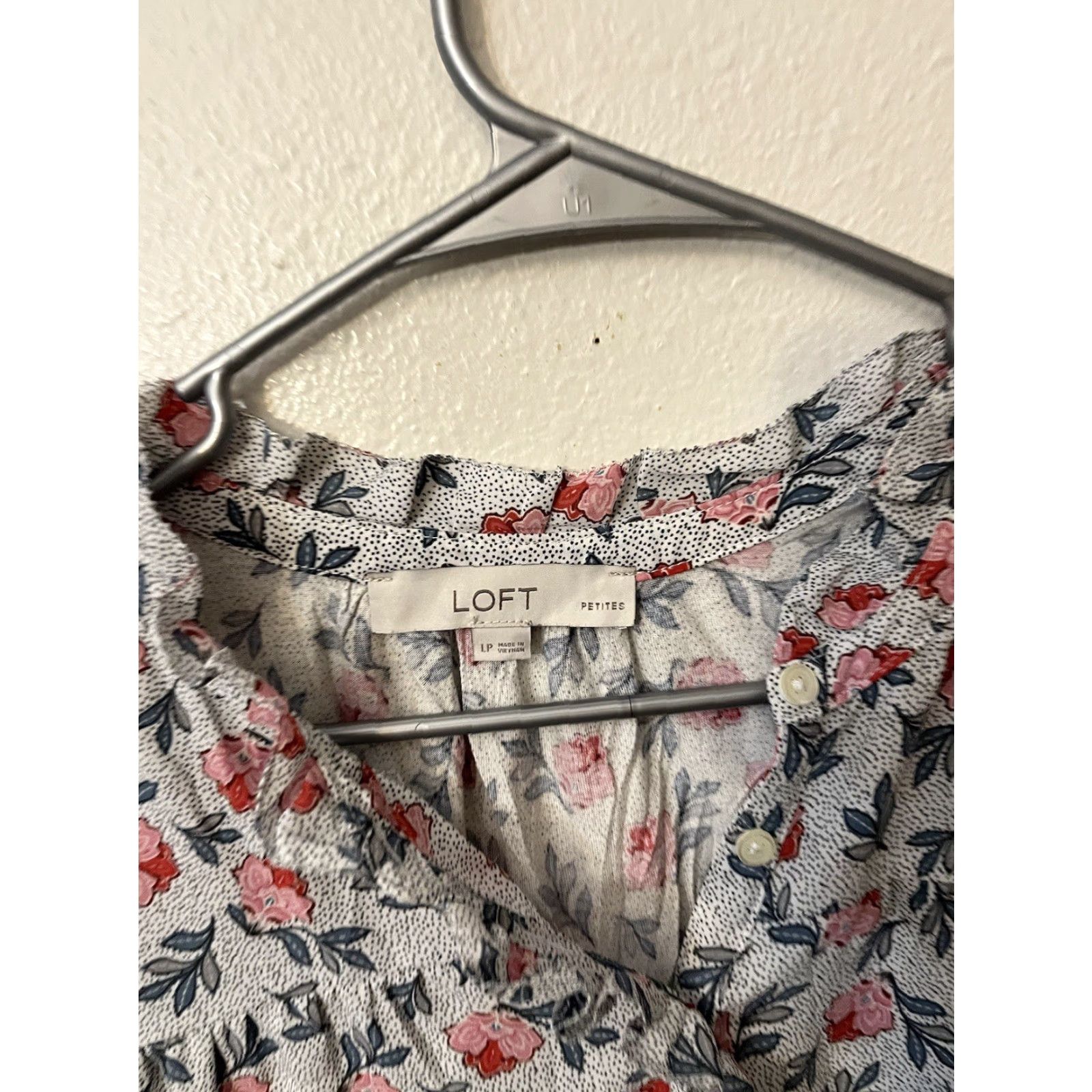 Ann Taylor Anntaylor loft blouse Woman Petites White Floral Long Sleeve Ruffle Neck Collared Button Easy Care Lightweight Wrinkle Resistant Spring Vintage: No Size L / US 10 / IT 46 - 2 Thumbnail