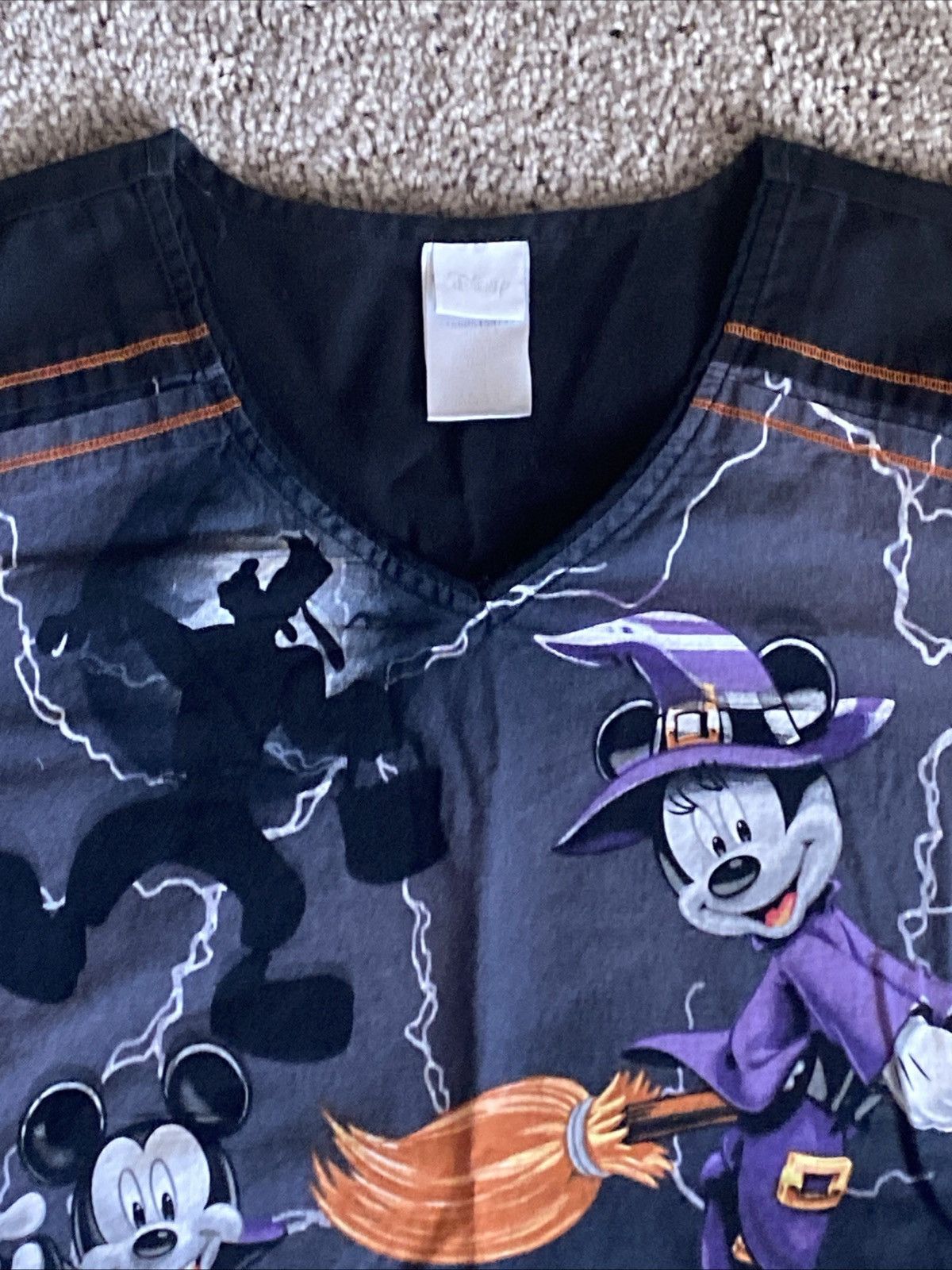 Disney Disney Mickey mouse & Friends Halloween Themed Scrub top Size XL / US 12-14 / IT 48-50 - 8 Thumbnail