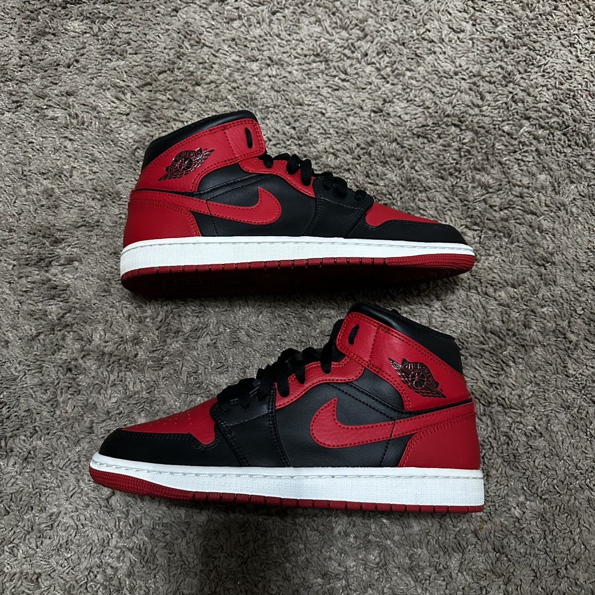 Jordan Brand Air Jordan 1 Mid “Banned” Size US 8 / EU 41 - 1 Thumbnail