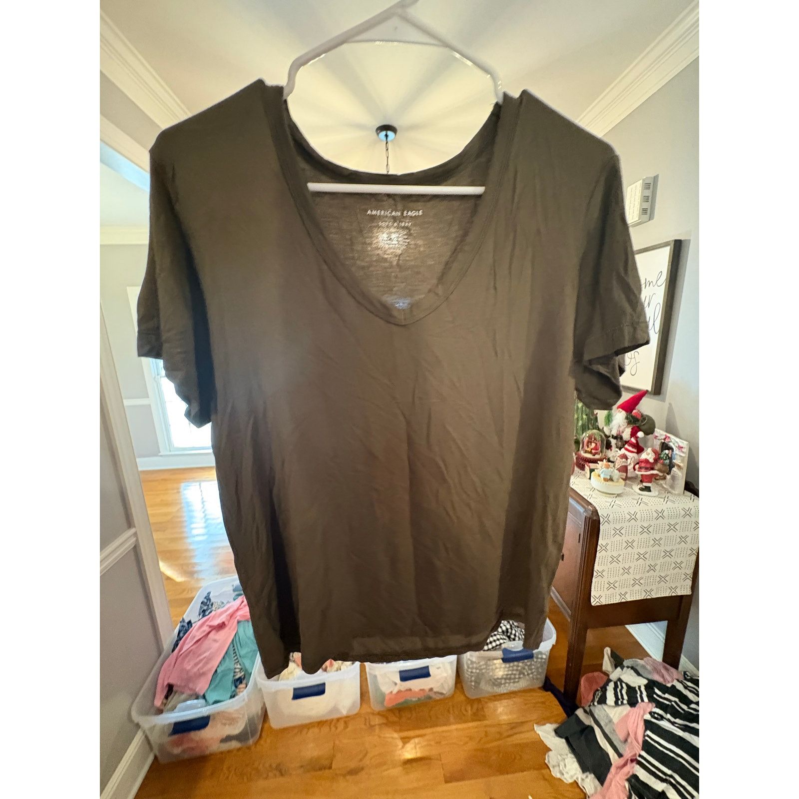 American Eagle Outfitters American Eagle Soft & Sexy XS Olive Green V-Neck T-Shirt Size XS / US 0-2 / IT 36-38 - 2 Thumbnail