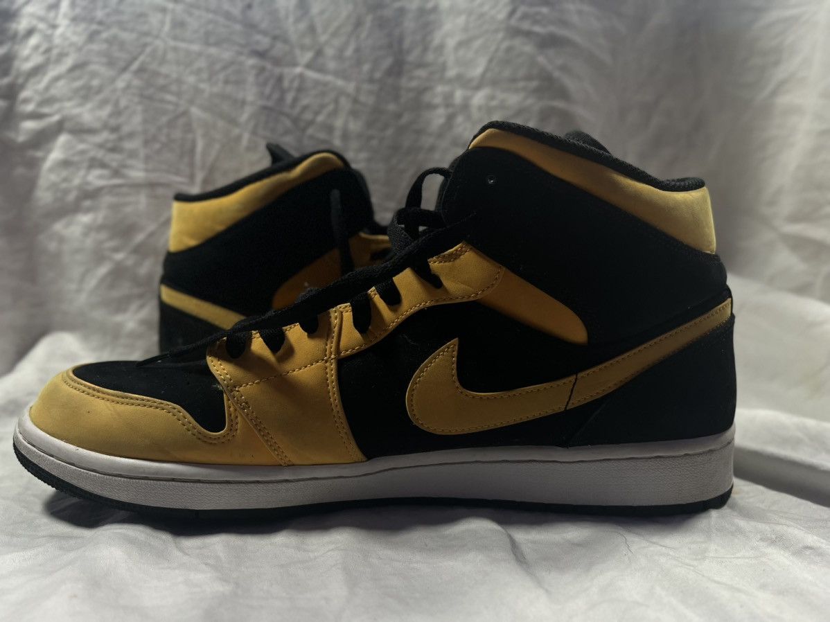 Jordan Brand Air Jordan 1 Retro Mid ‘Reverse New Love’ Men’s 13 Size US 13 / EU 46 - 5 Thumbnail