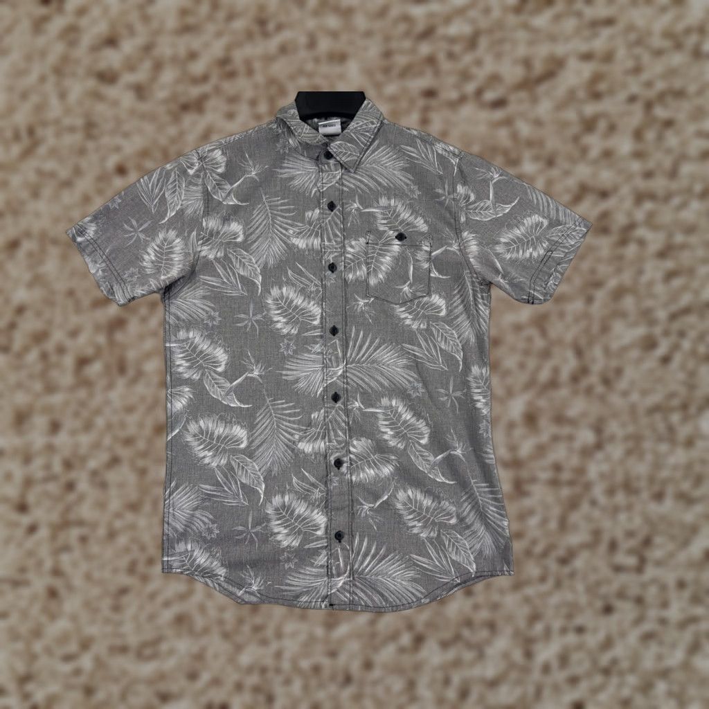 Vintage DC Shoes Button-Down Shirt - Men's Small Gray Palm Leaf Cotton Knit Pocket, Floral Print, Short Sleeve, Casual Wear Size US S / EU 44-46 / 1 - 1 Thumbnail