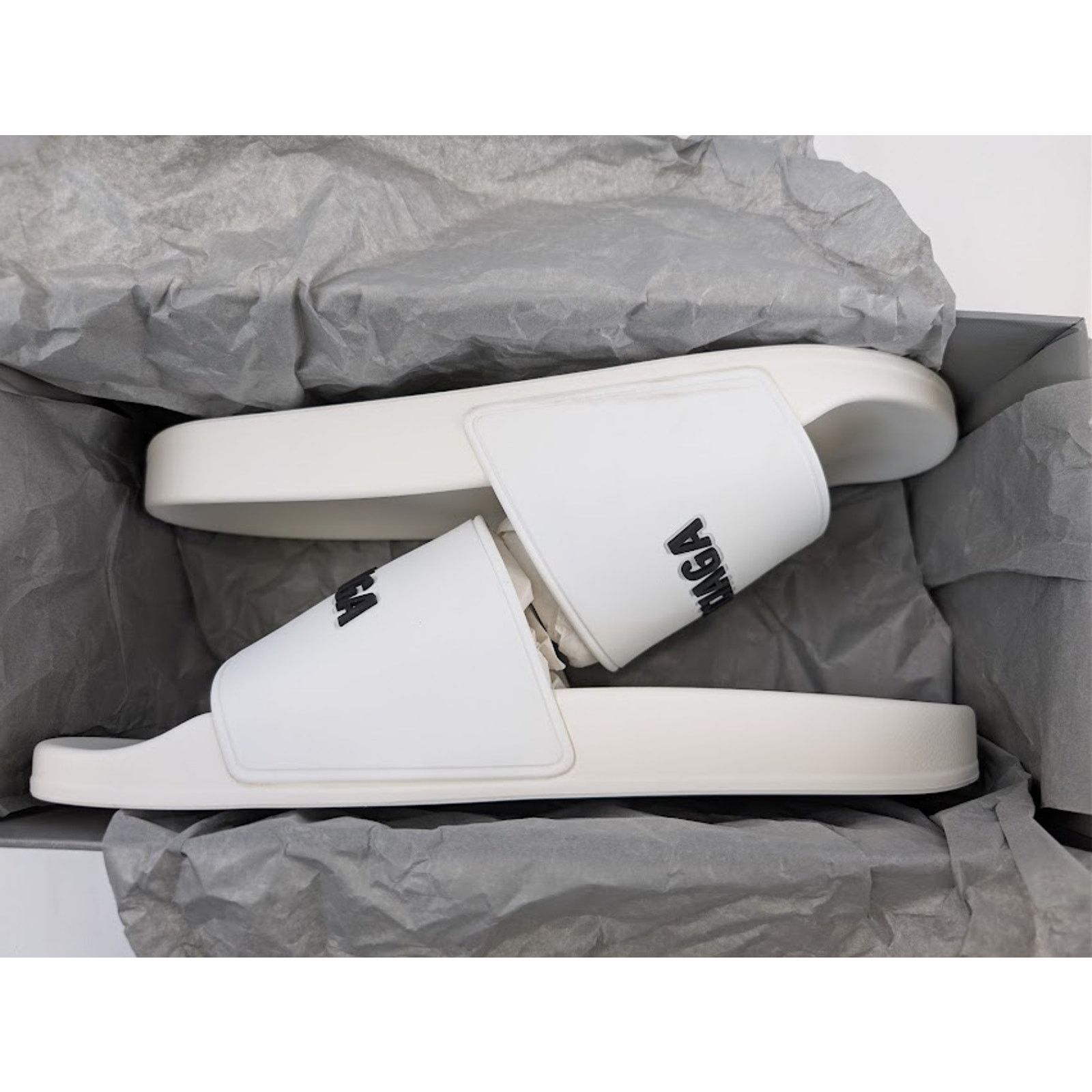 Balenciaga o1rshd1 Q:2 / Rubber Logo Pool Slide Sandals White / Black Size US 14 / EU 47 - 21 Thumbnail
