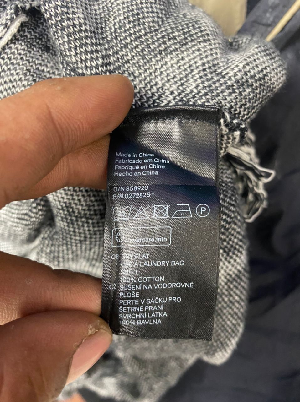 H&M × Native H&M ponchos native fullprint Size US M / EU 48-50 / 2 - 5 Thumbnail