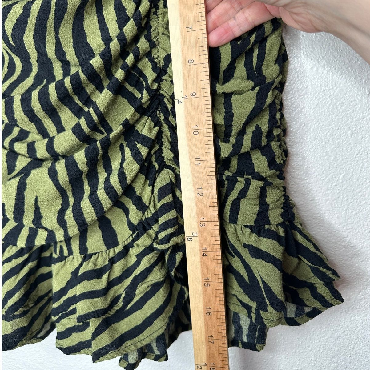 Zara ZARA Green Zebra Print Ruched Mini Skirt XS Ruffle Hem Zip Size 24" / US 00 / IT 34 - 14 Thumbnail