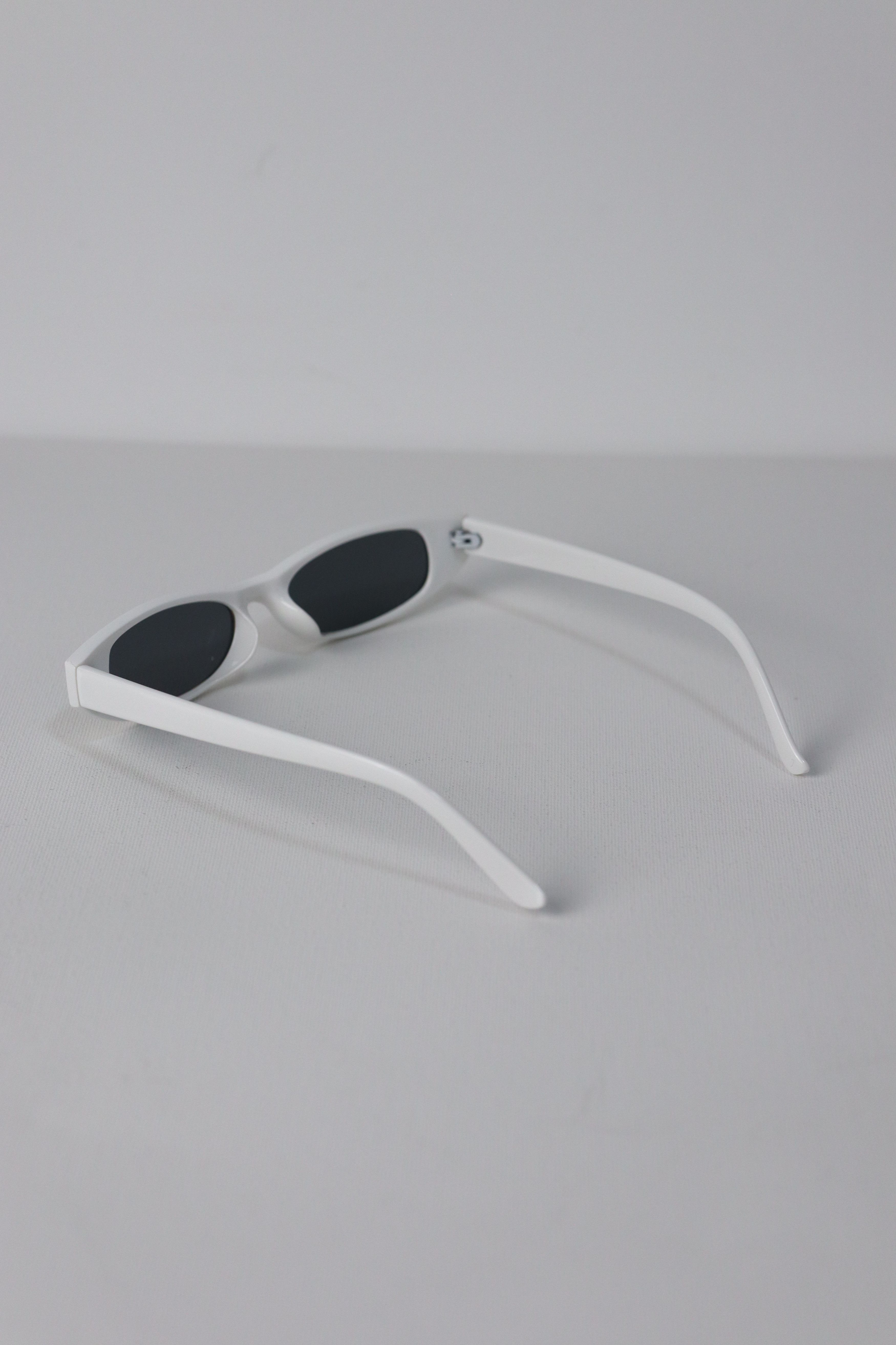 Japanese Brand Y2k Avant Garde Futuristic Rectangle White Sunglasses OS Size ONE SIZE - 4 Thumbnail