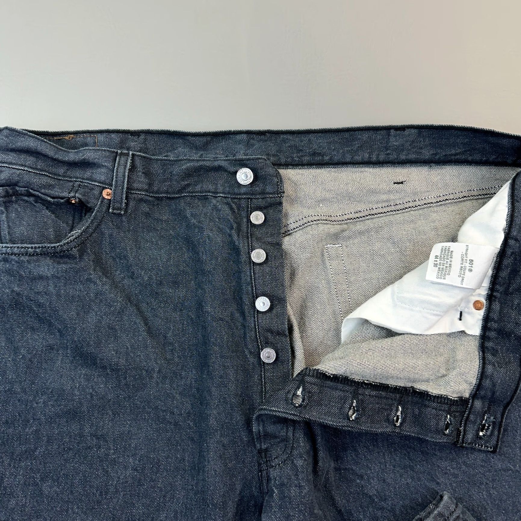 Levi's VINTAGE Levi's 501 Jeans Mens 44x30 Dark Wash Straight Fit Button Fly Casual Y2K Mens Denim Blue 80s Retro USA Jeans Size US 44 / EU 60 - 6 Thumbnail