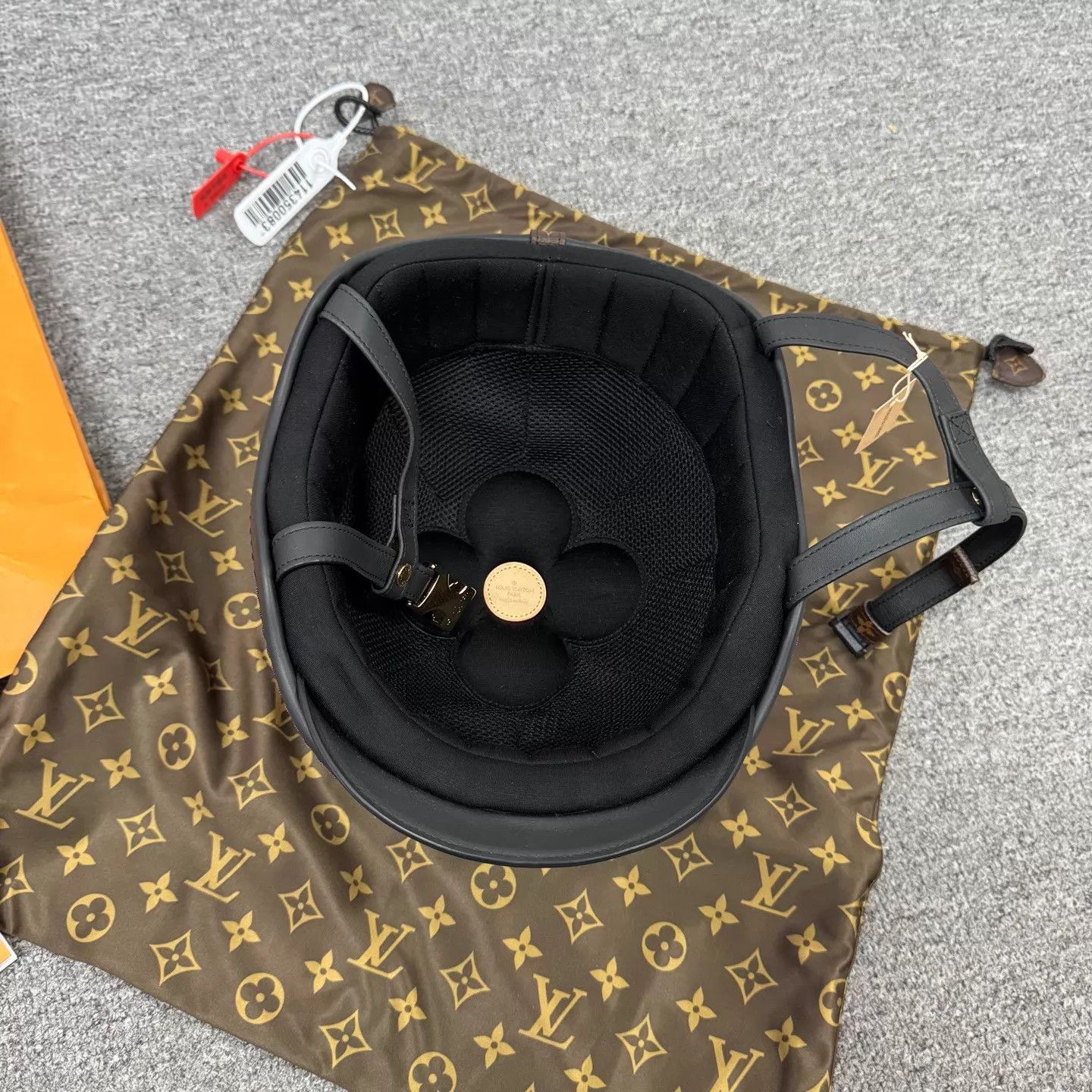 Louis Vuitton LV Monogram Quatrefoil Openwork Cycling Helmet New Size ONE SIZE - 5 Thumbnail
