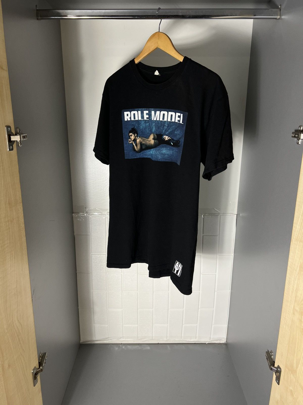 Rap Tees VINTAGE RIHANNA SEXY BIG LOGO T-SHIRT HIP HOP CASUAL Y2K 90s Size US L / EU 52-54 / 3 - 2 Thumbnail