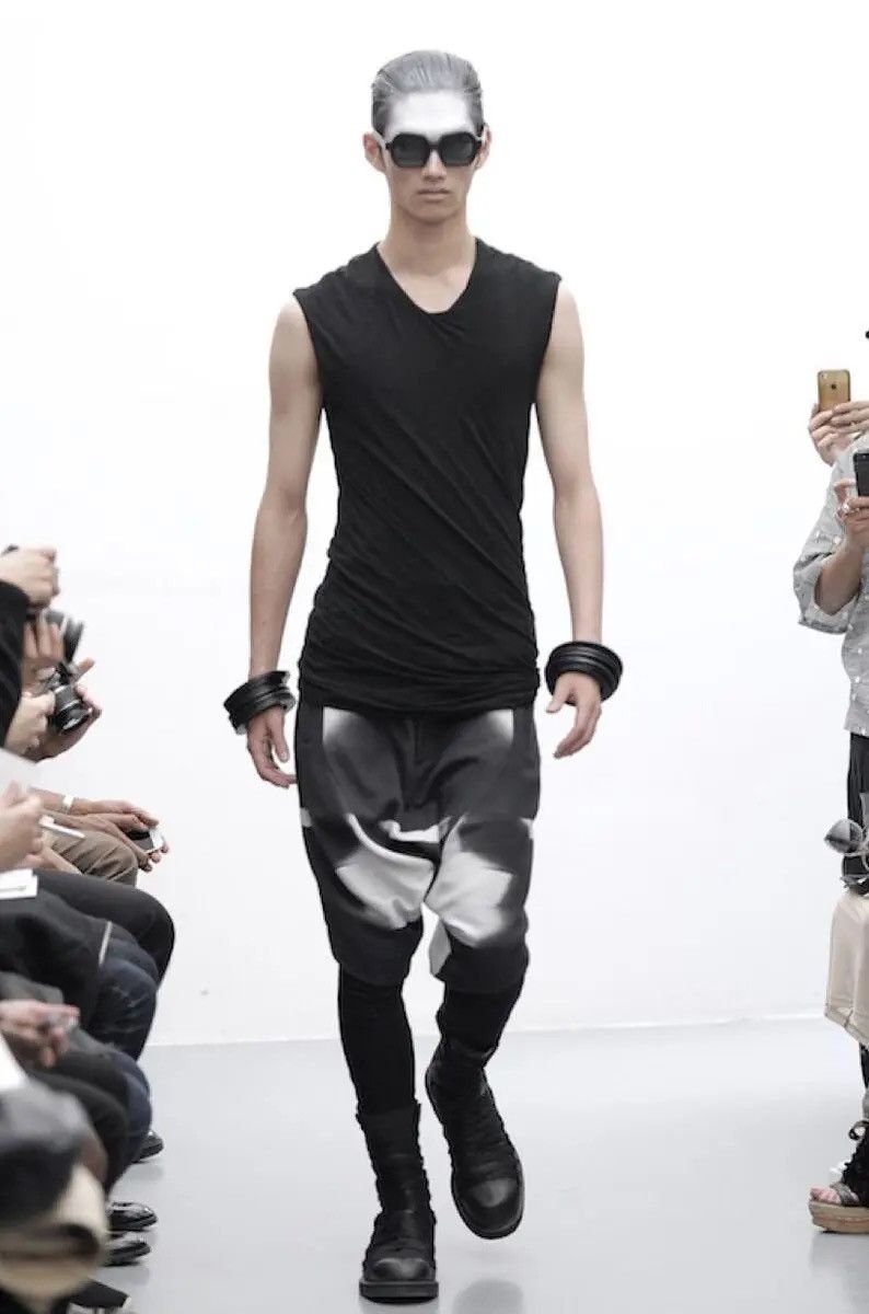 Julius Julius 7 - S/S14 “Ghost” - Geometric Drop Crotch Short Size US 30 / EU 46 - 1 Thumbnail