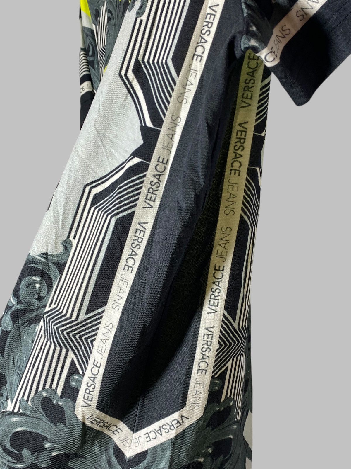 Versace Jeans Couture Versace Jeans Baroque All Over Print T-shirt Size US XS / EU 42 / 0 - 9 Thumbnail