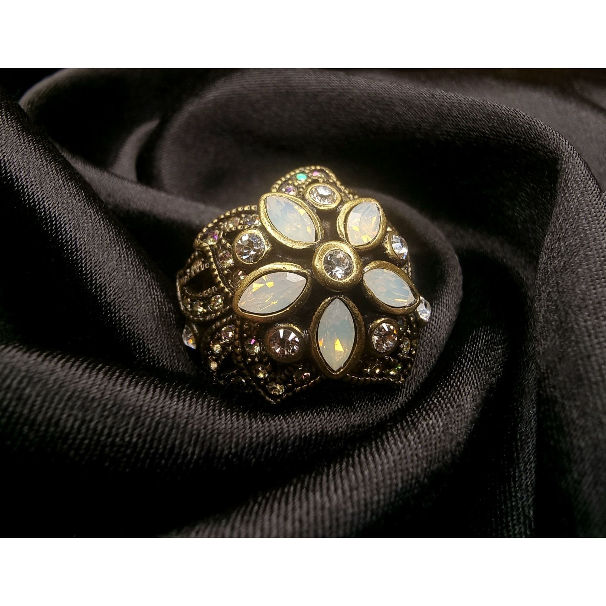 Other Vintage HEIDI DAUS White Stones Clear Crystals Bronze Tone R Size ONE SIZE - 4 Thumbnail