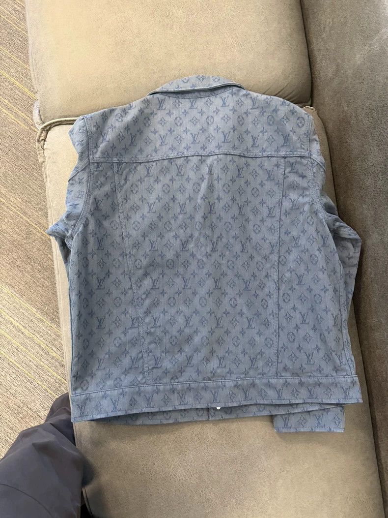Louis Vuitton Louis Vuitton Logo full-print single-breasted casual long- Size US L / EU 52-54 / 3 - 2 Thumbnail
