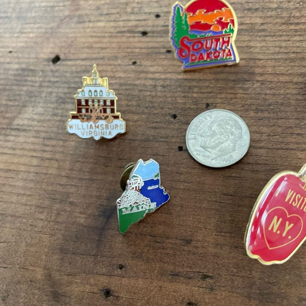 Vintage 5 Vintage Travel Tourist Pins Buttons Enamel Maine NYC San F Size ONE SIZE - 4 Thumbnail