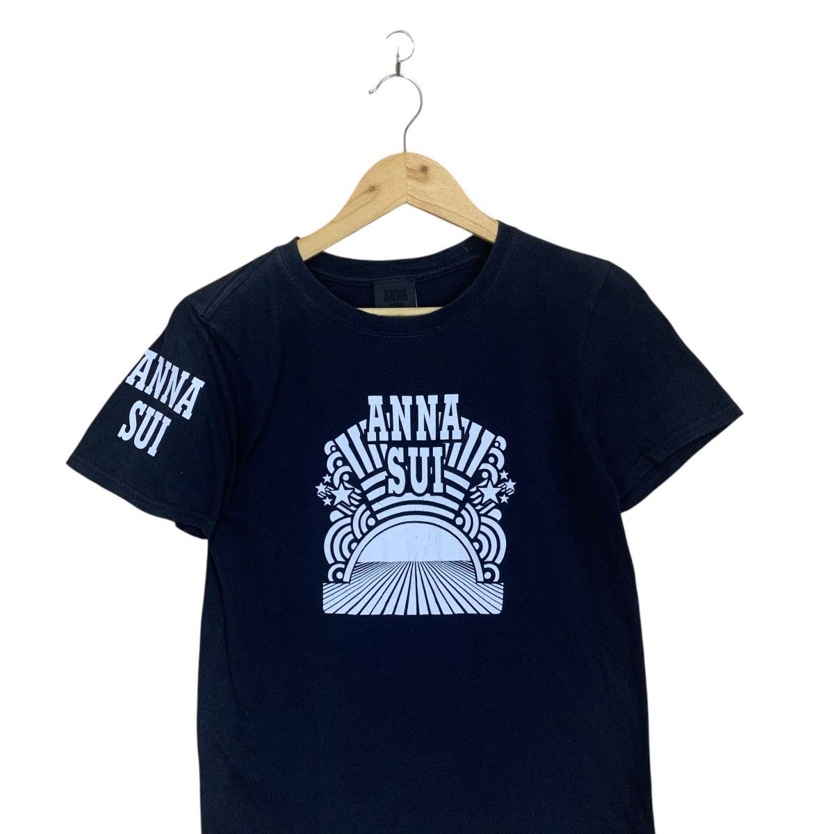 Japanese Brand Anna Sui Made In Usa Big Logo Shortsleeve Tee Size US XS / EU 42 / 0 - 4 Thumbnail