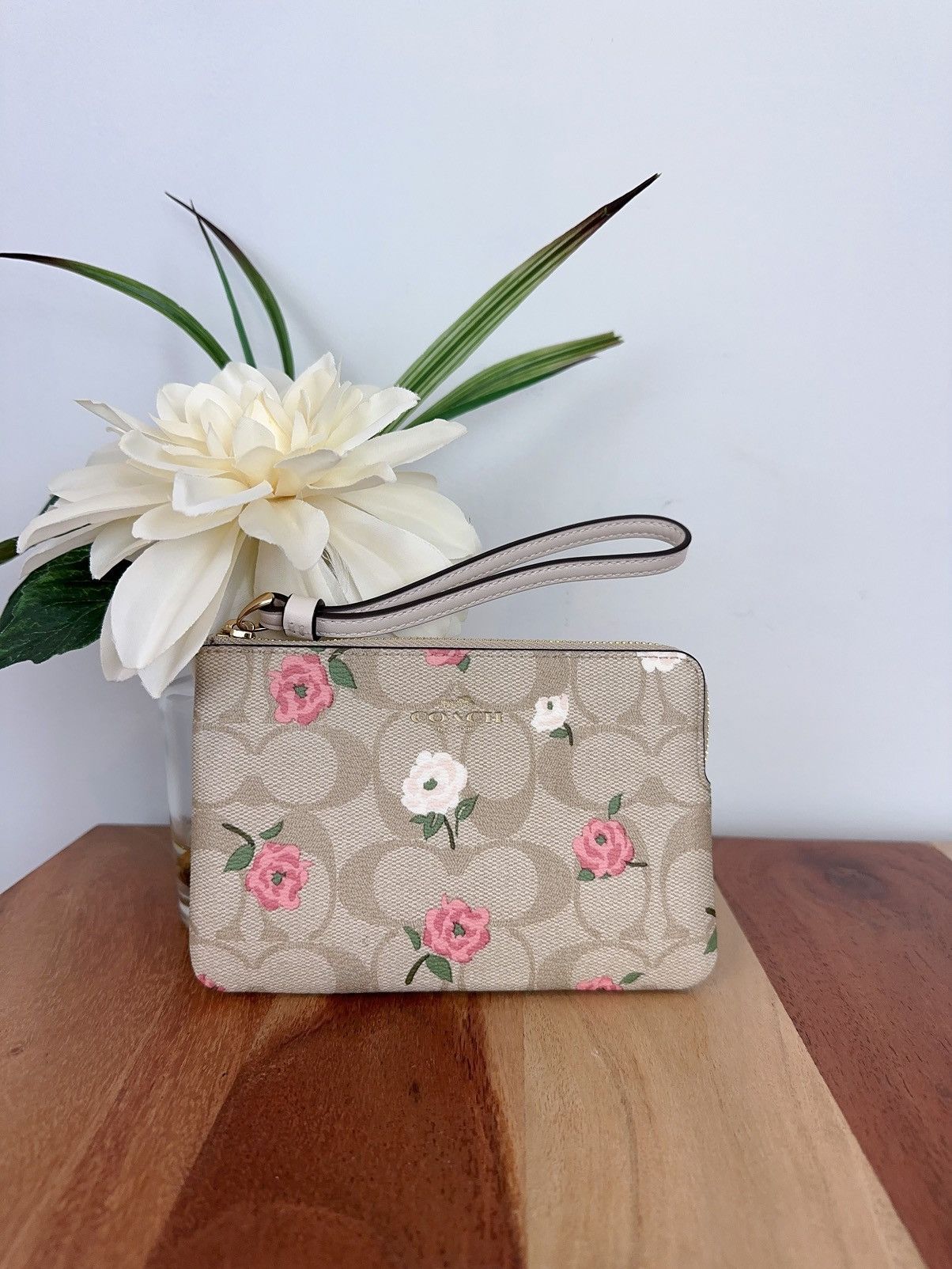 NWT shops Coach Corner Zip Wristlet In Signature Canvas With Wild Strawberry Print