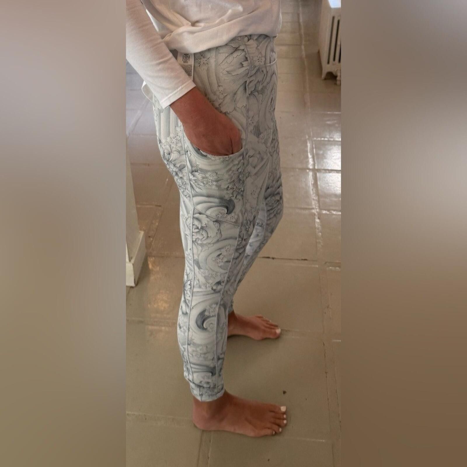 Lululemon Lululemon Wunder Under Low-Rise 25" White Floral Leggings 4 Size 27" / US 4 / IT 40 - 3 Thumbnail