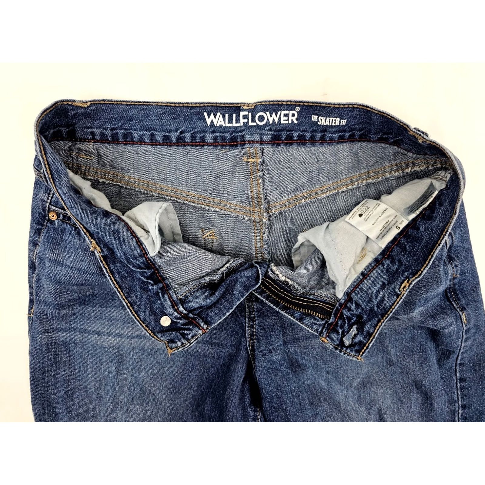 Vintage WallFlower Skater Fit Distressed Jeans Juniors Size 5 Relaxed Straight Denim Blue 27x29.5 Womens Girls Size 27" / US 4 / IT 40 - 6 Thumbnail